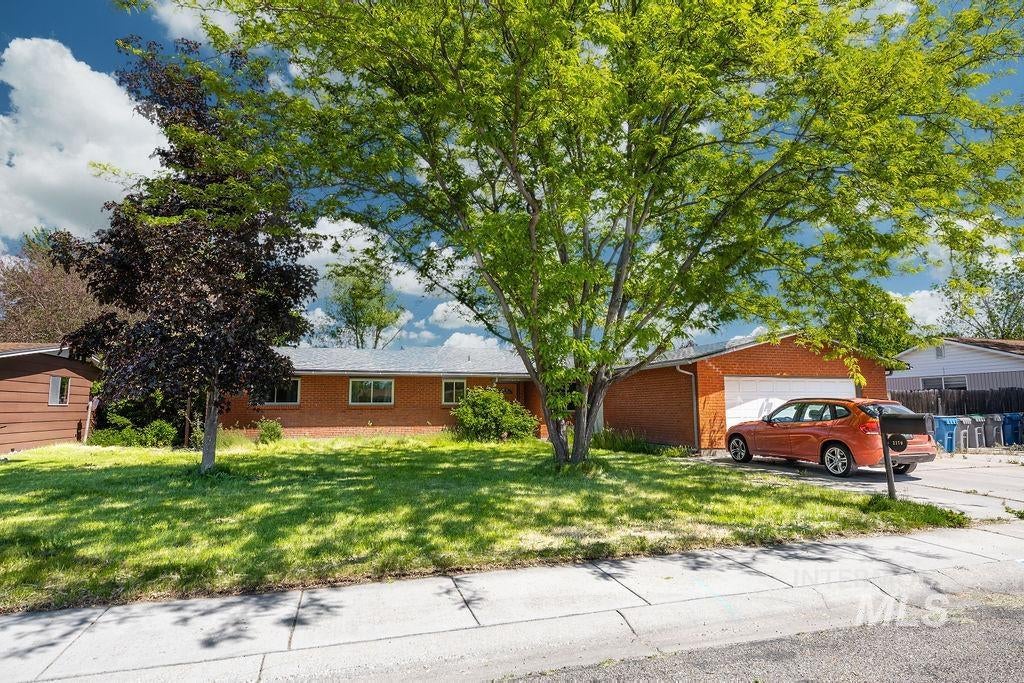 2170 N Fairmeadow Dr — photo