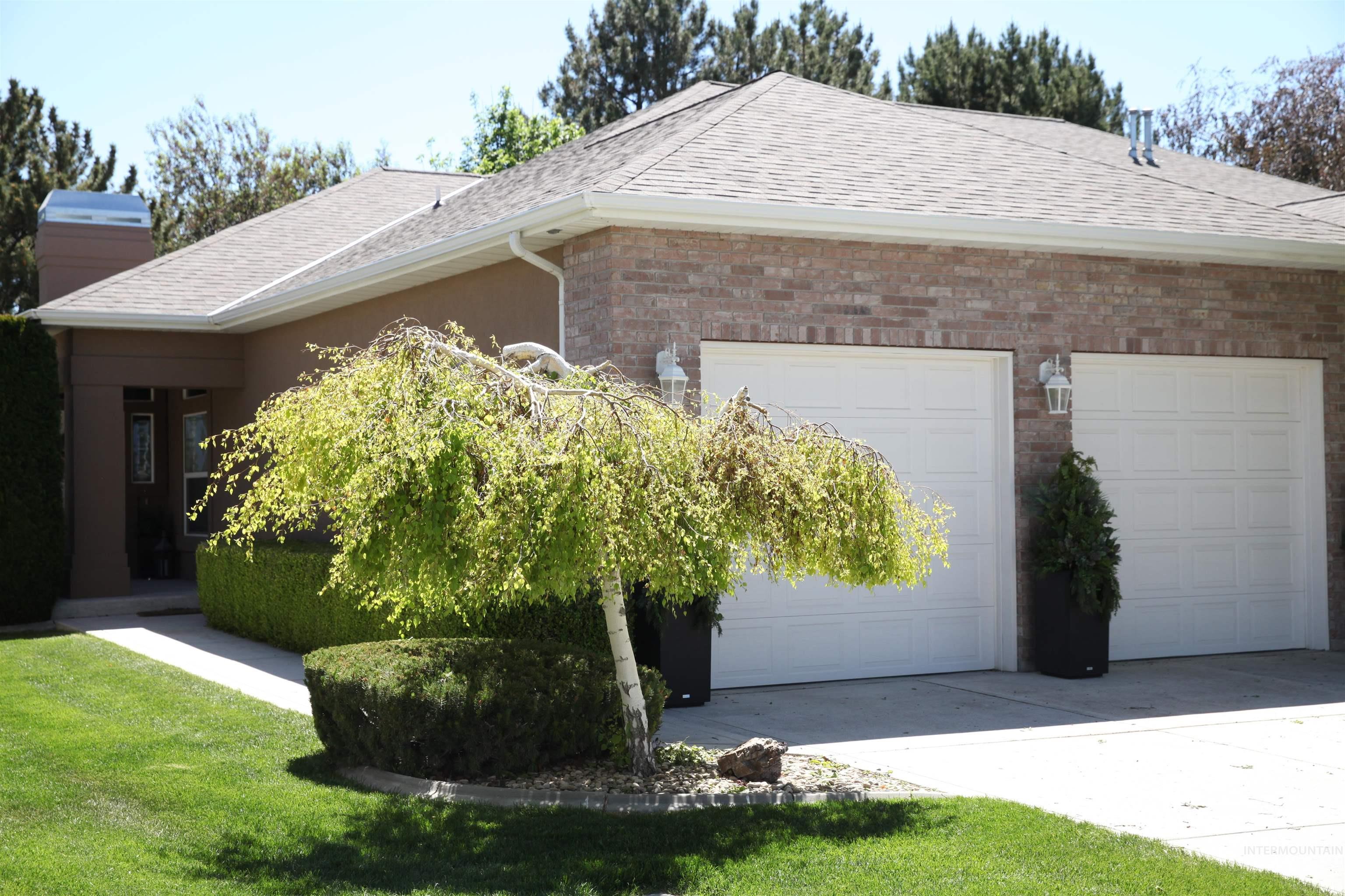 676 Riverview Dr. — photo