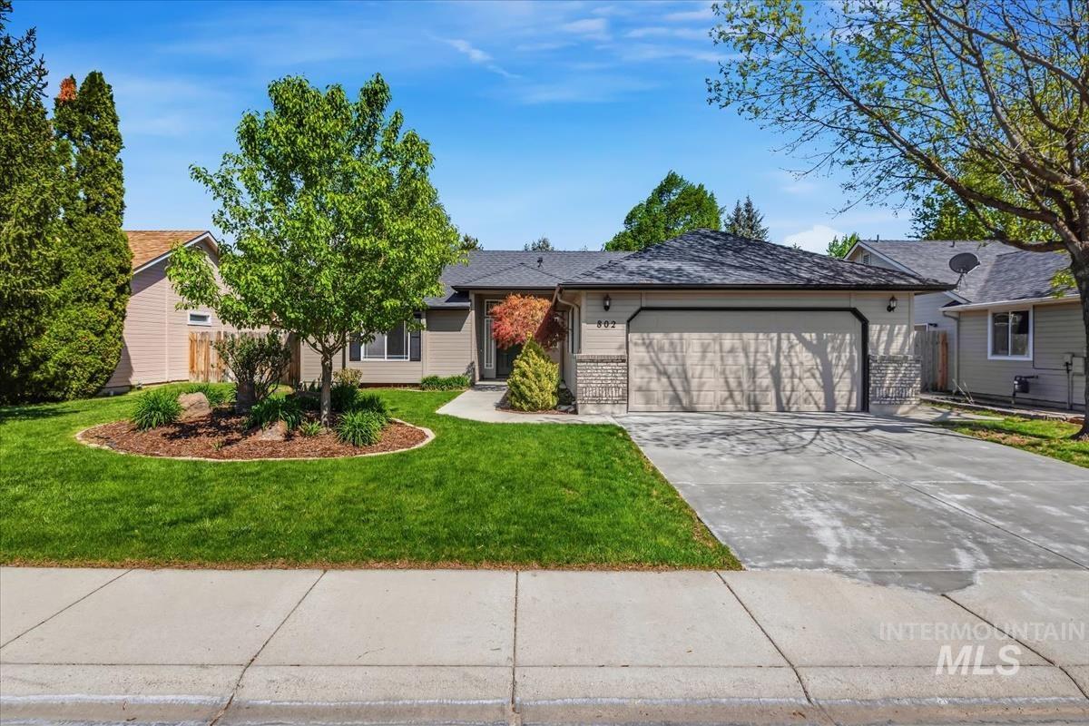 802 N Echohawk Way — photo