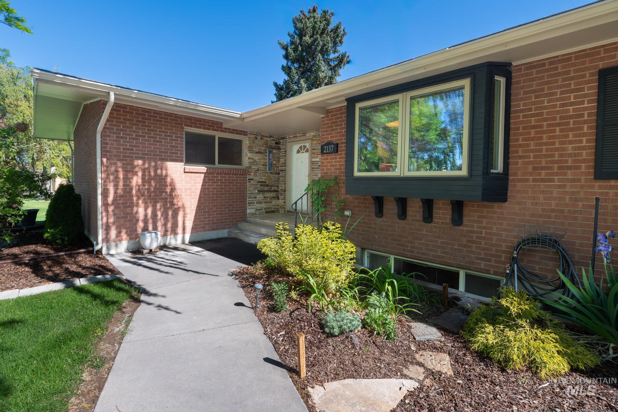 2137 Hillcrest Drive — photo