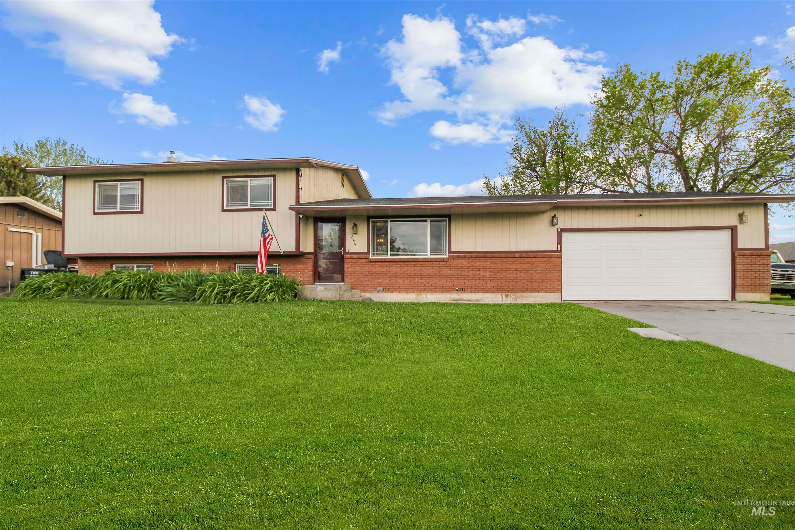 669 Primrose Dr — photo