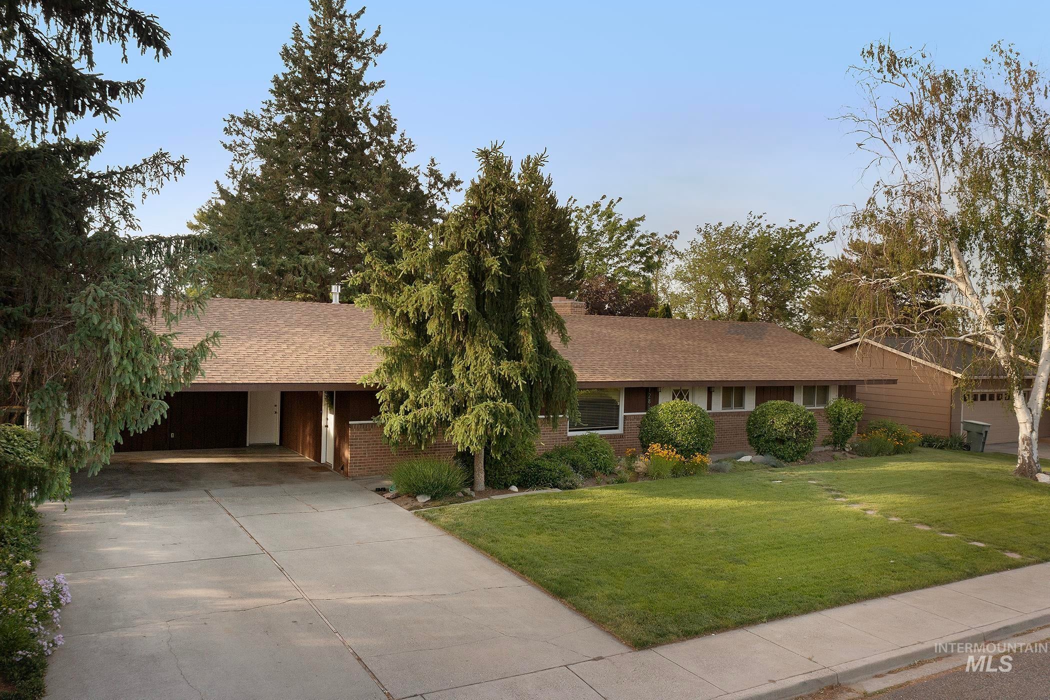 1281 Moore Way — photo