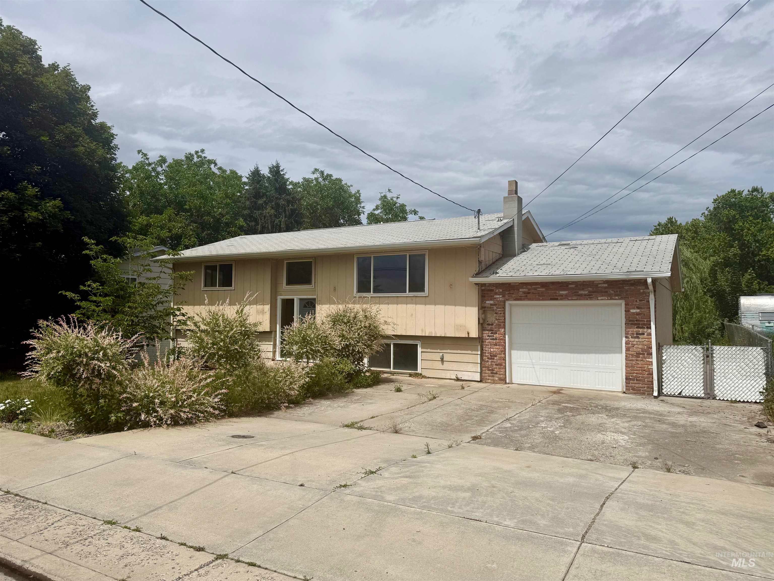 735 Burrell Ave — photo