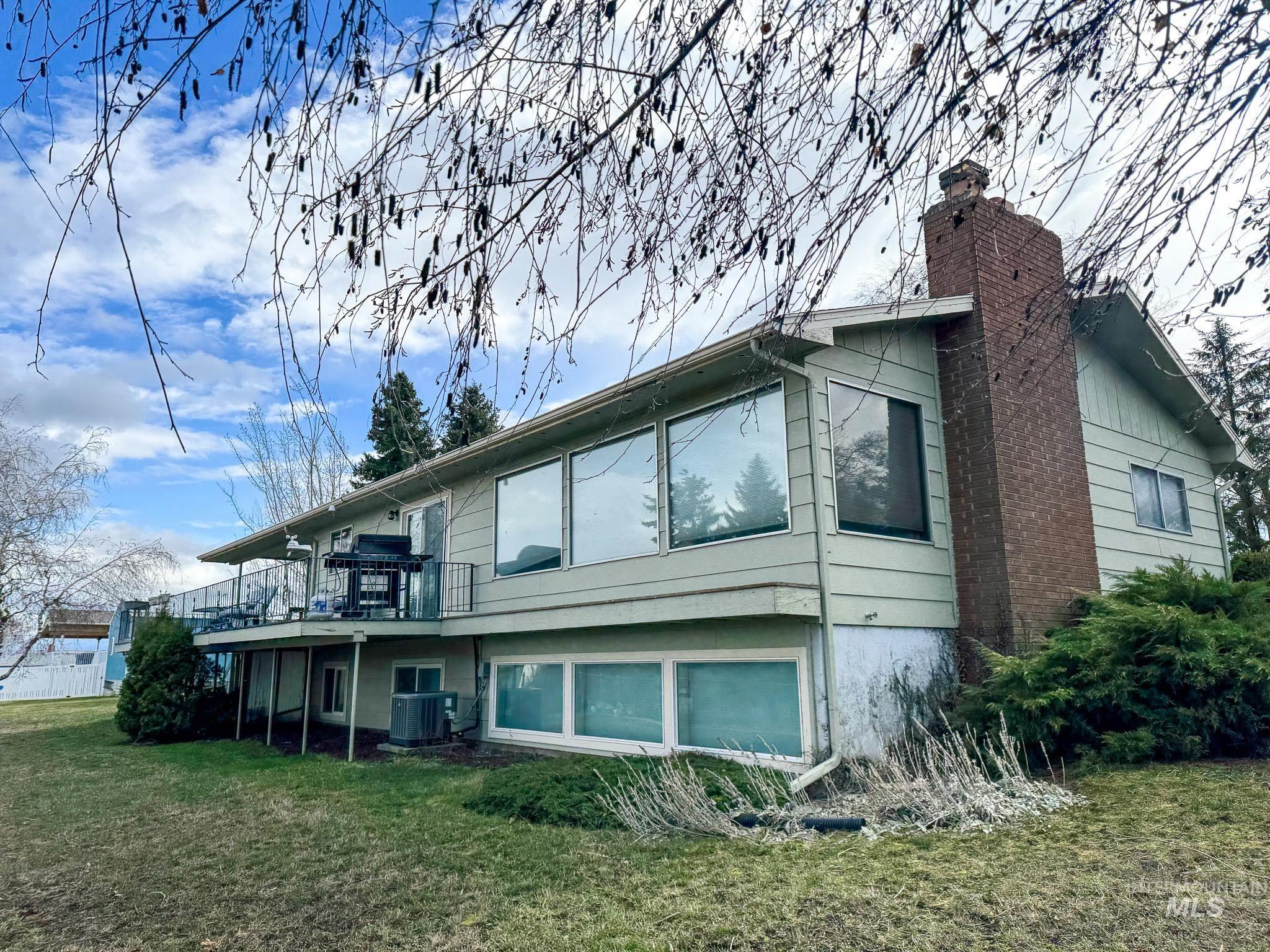 703 College St — photo