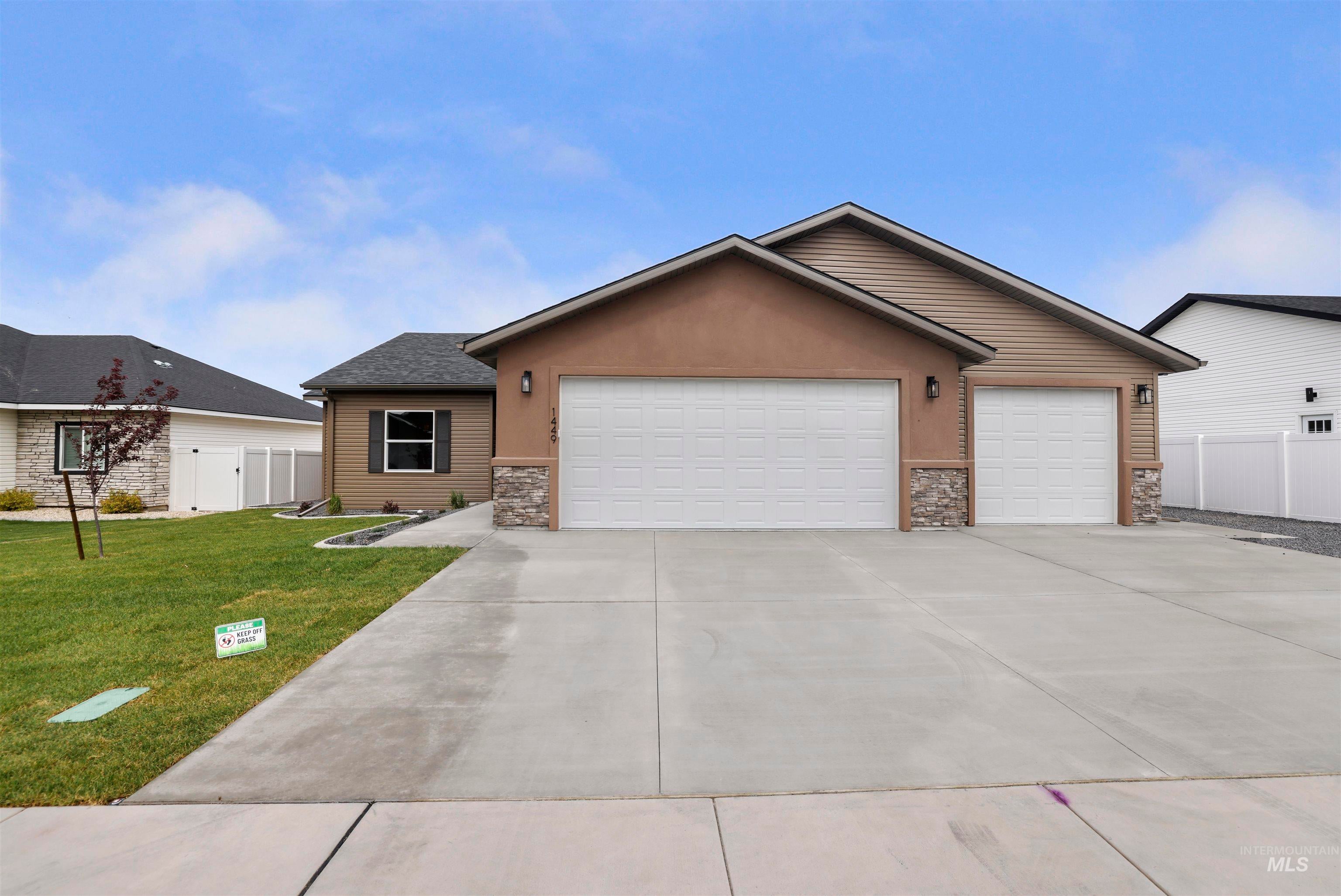 1449 Golden Pheasant Dr — photo