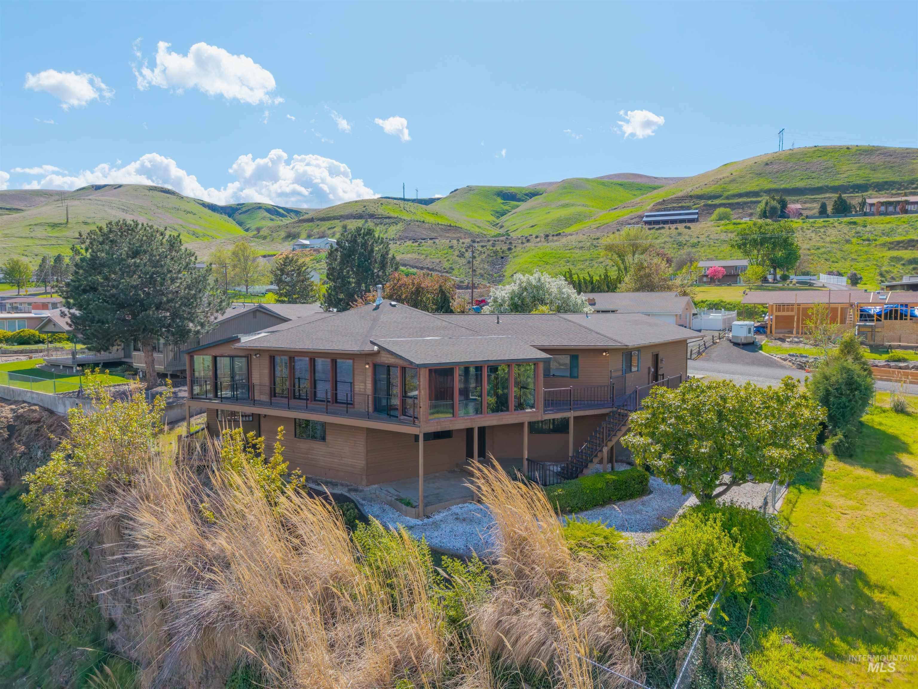3433 Skyline Dr — photo