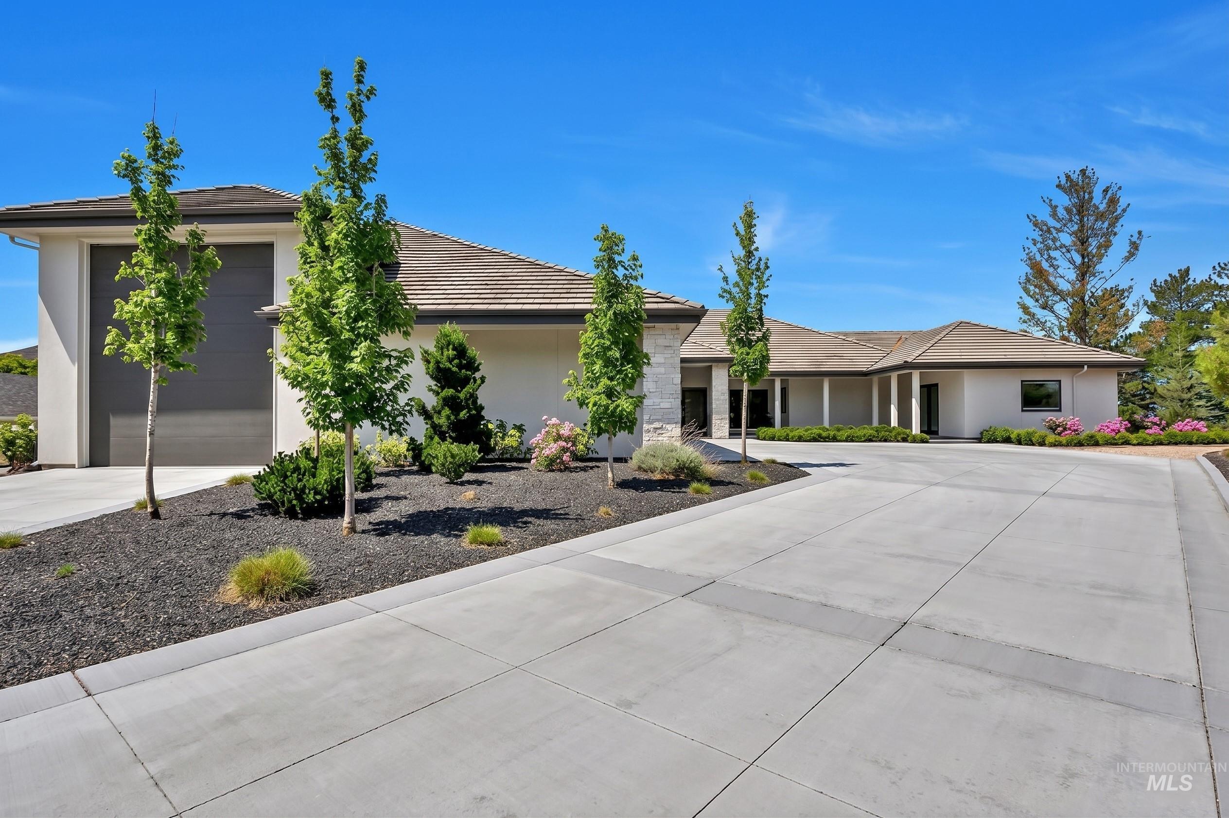329 W Thornberry Dr — photo