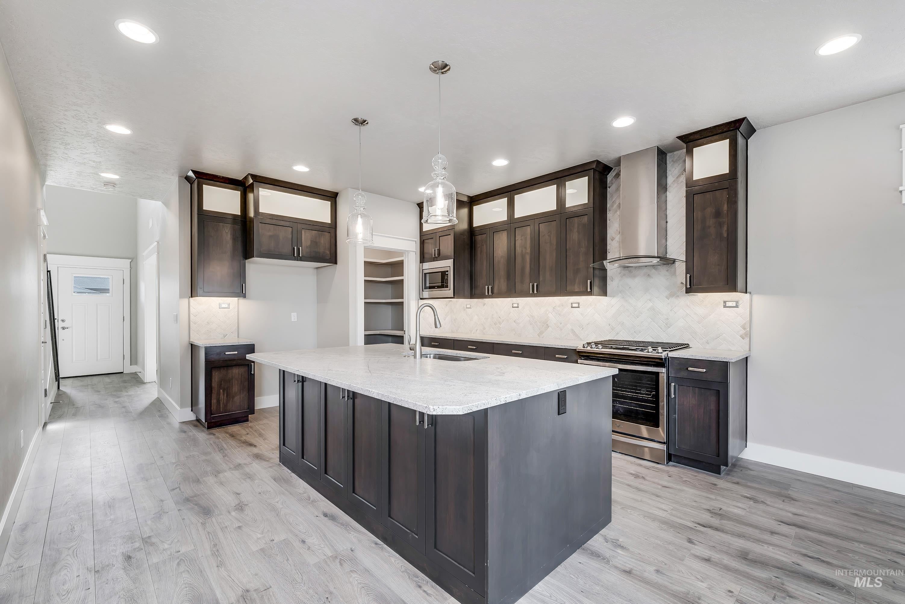 470 E Claymont Ct — photo