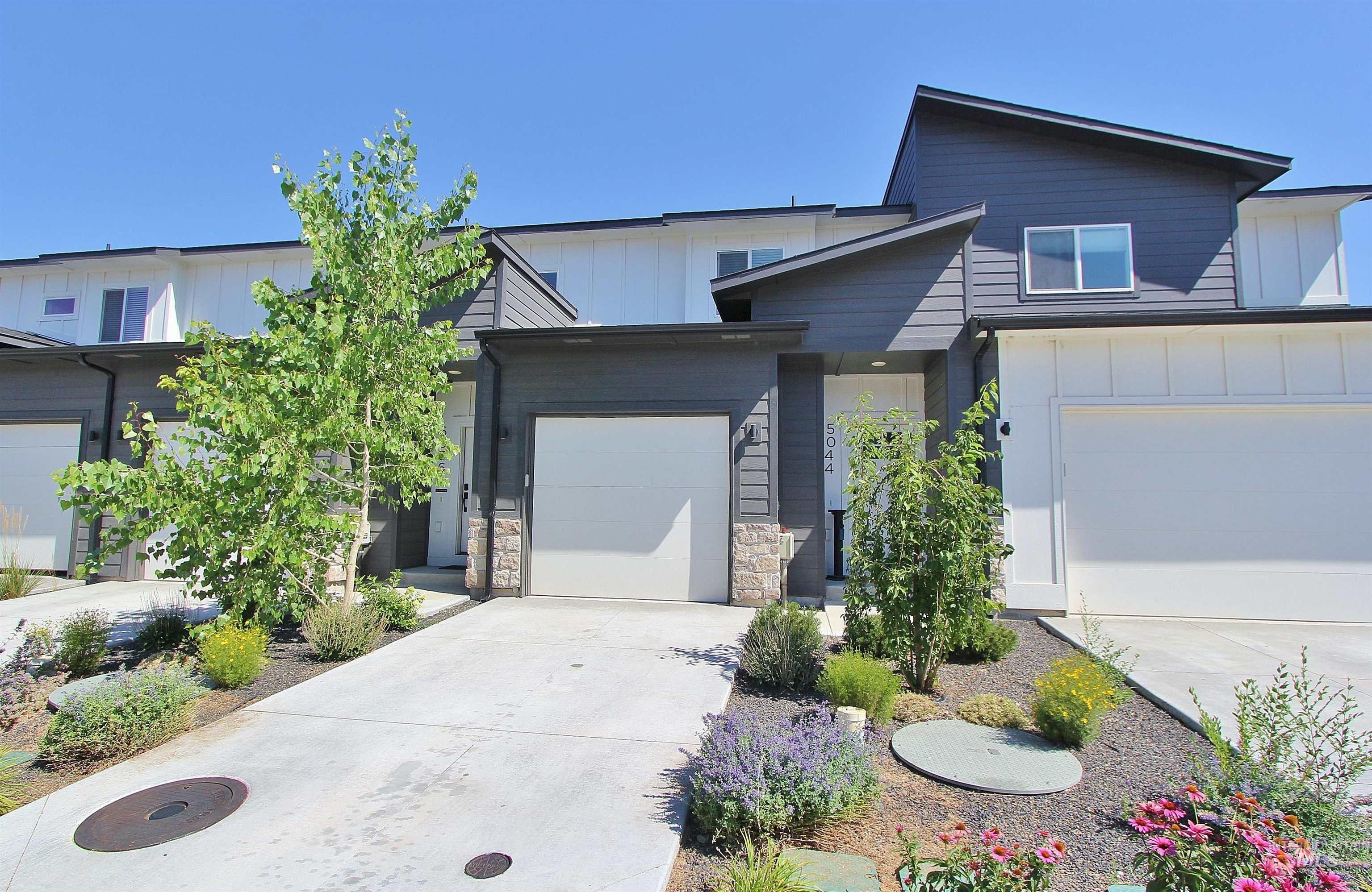 5044 E Woodward Ln — photo