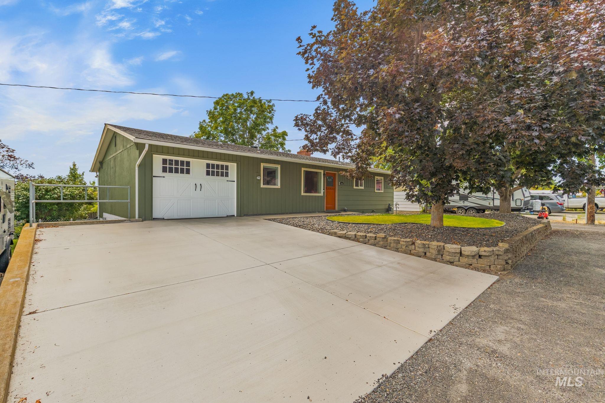 916 Cedar Dr — photo
