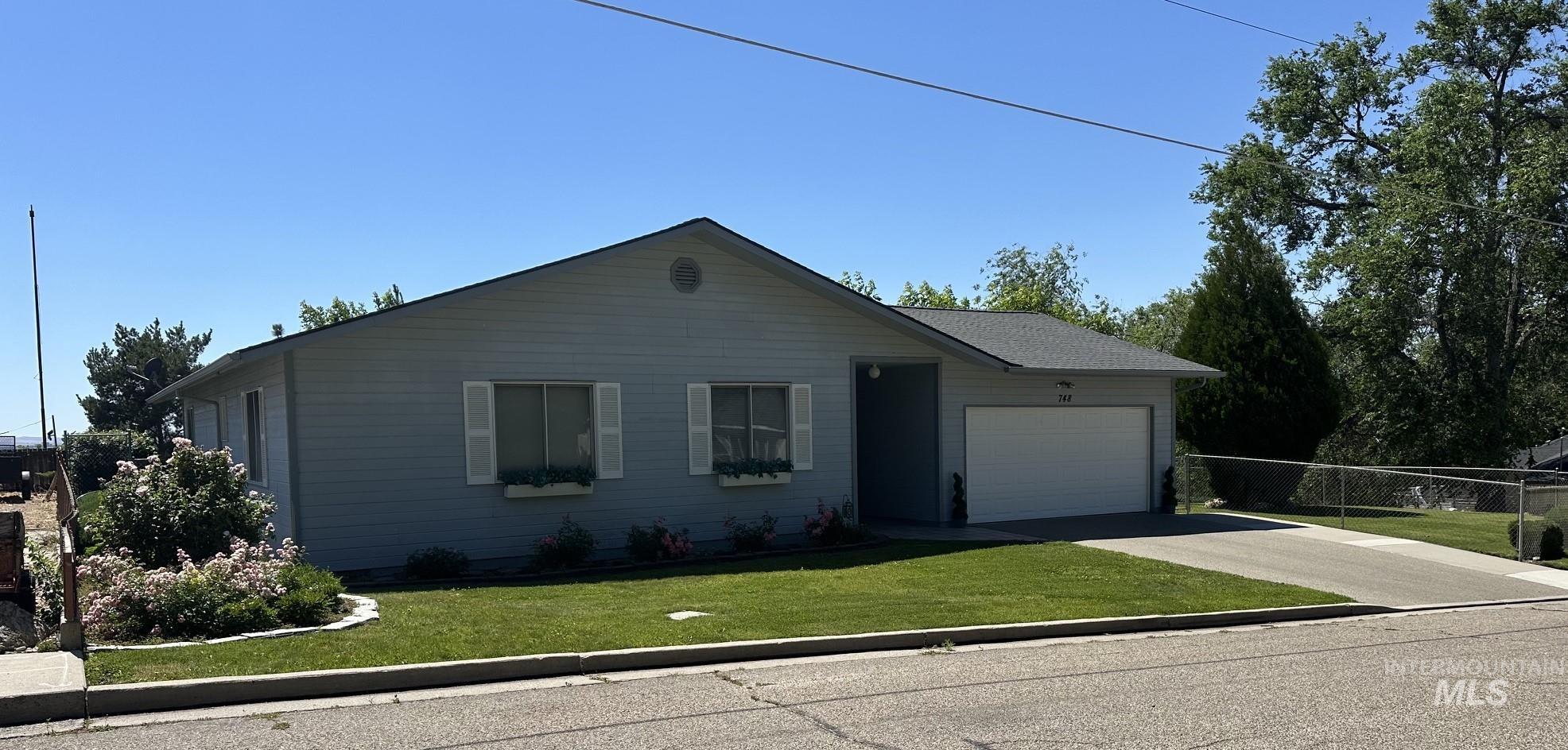 748 Hughes Dr — photo