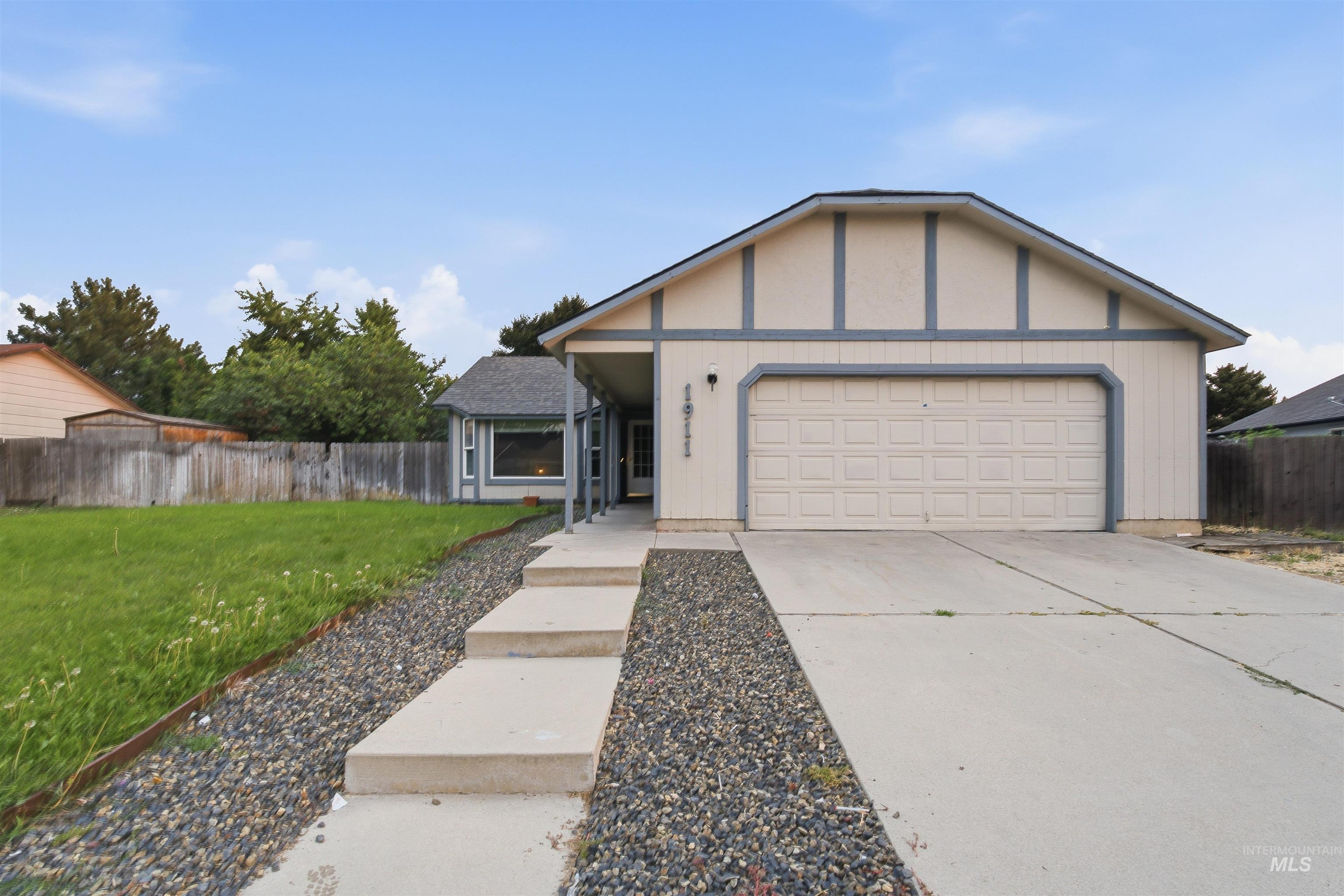 1911 W Tracy Ct — photo