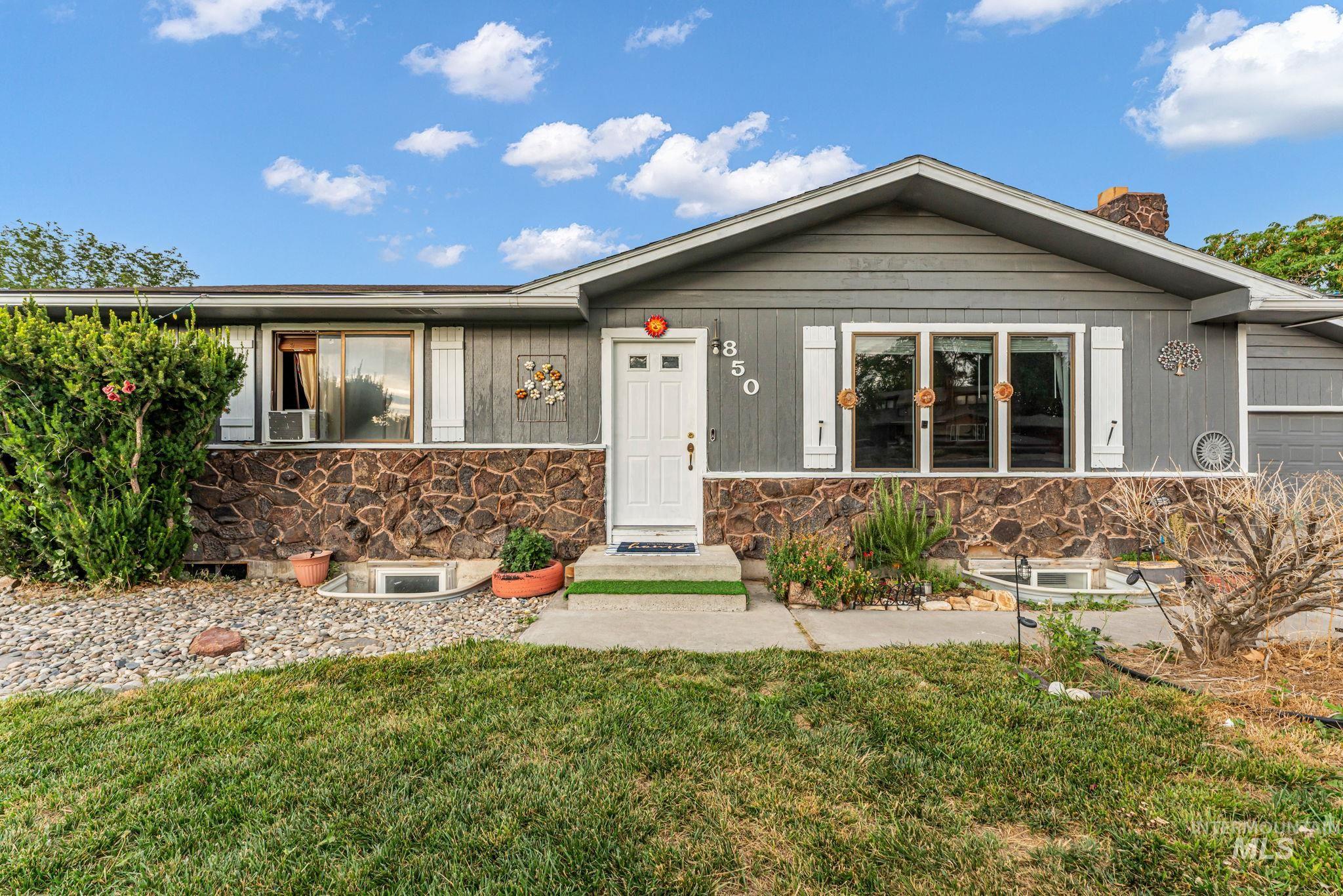 850 Rosewood Dr. — photo