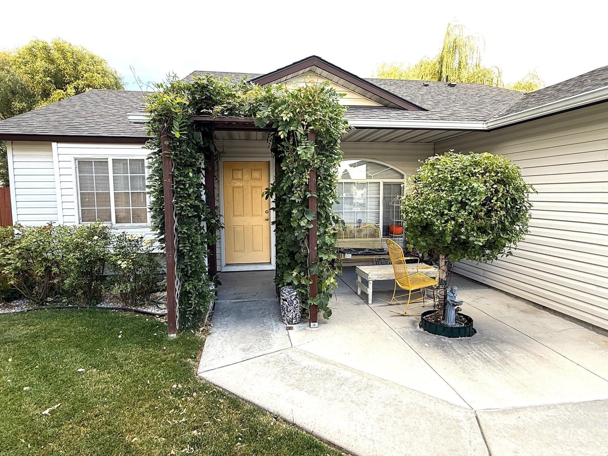 332 W Mule Ct — photo