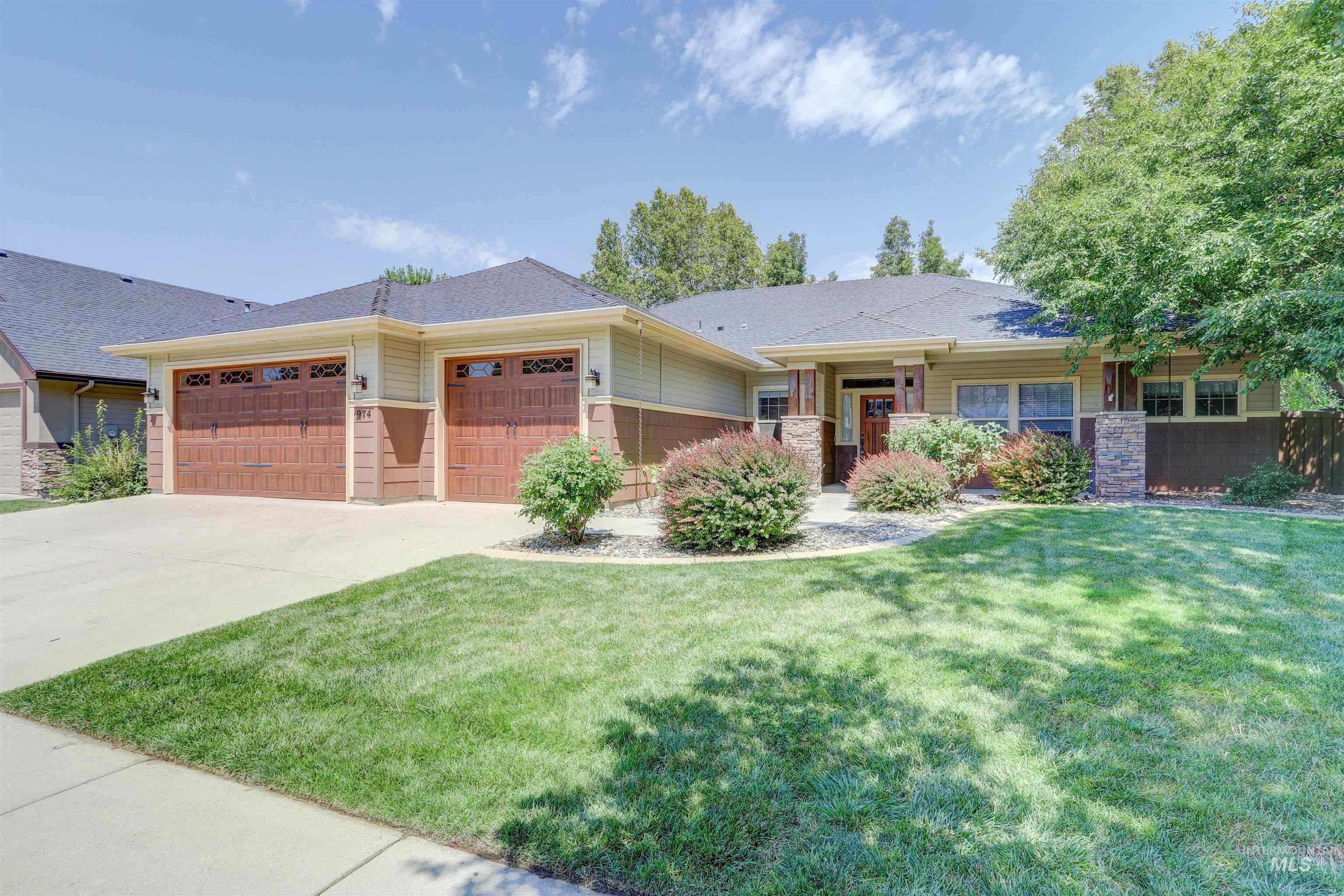 974 E Switchback Dr — photo