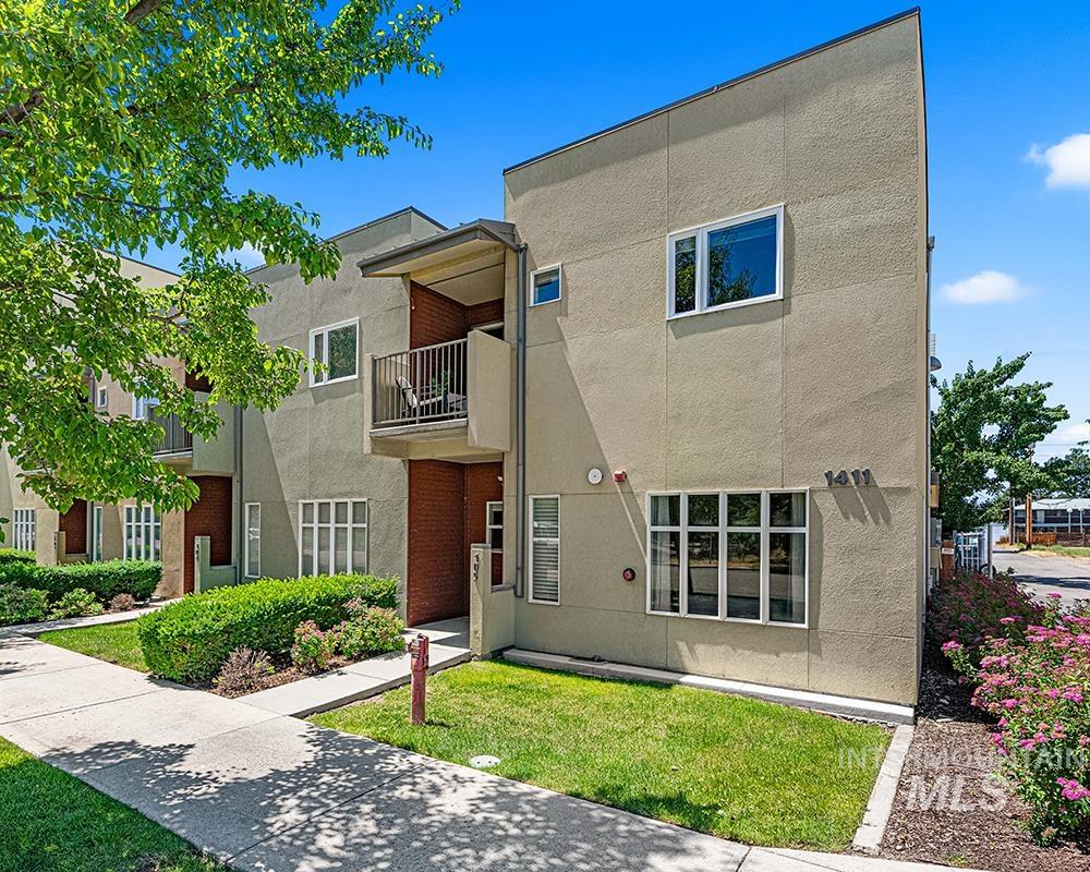 1411 W Grand Ave — photo