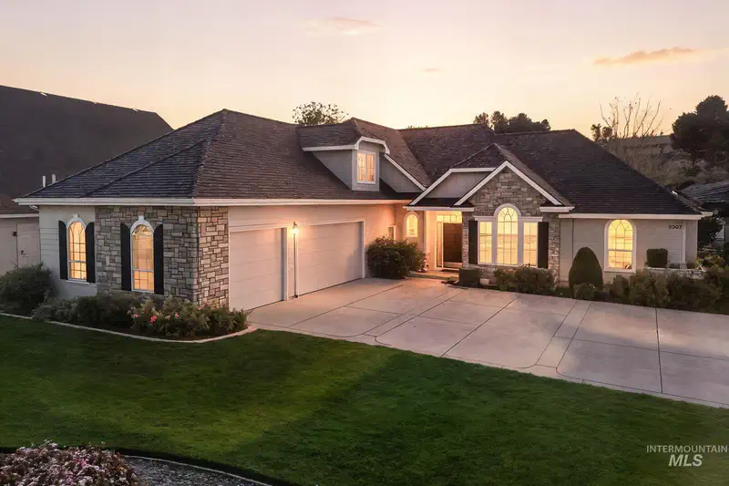 1007 W Oakhampton Drive — photo