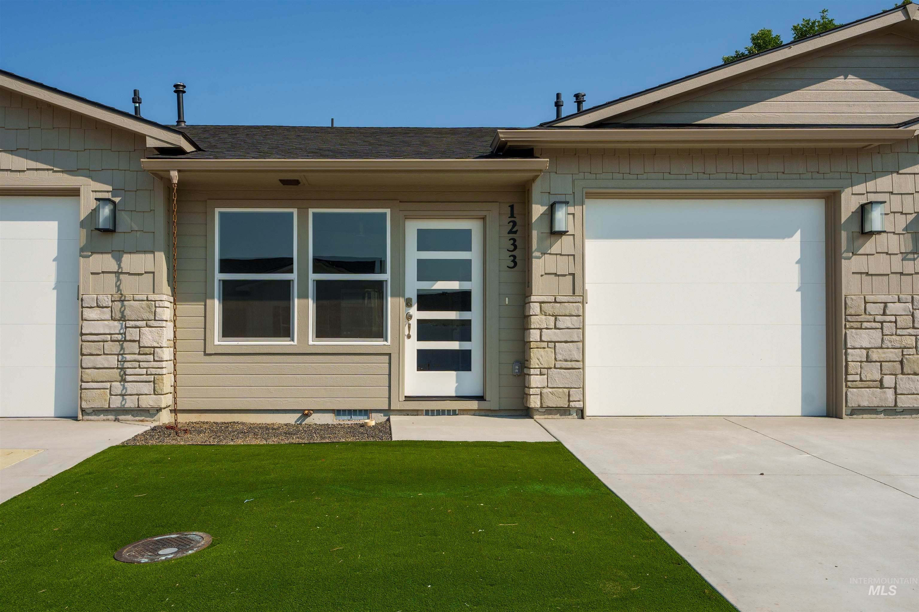 1233 Phillips Circle — photo