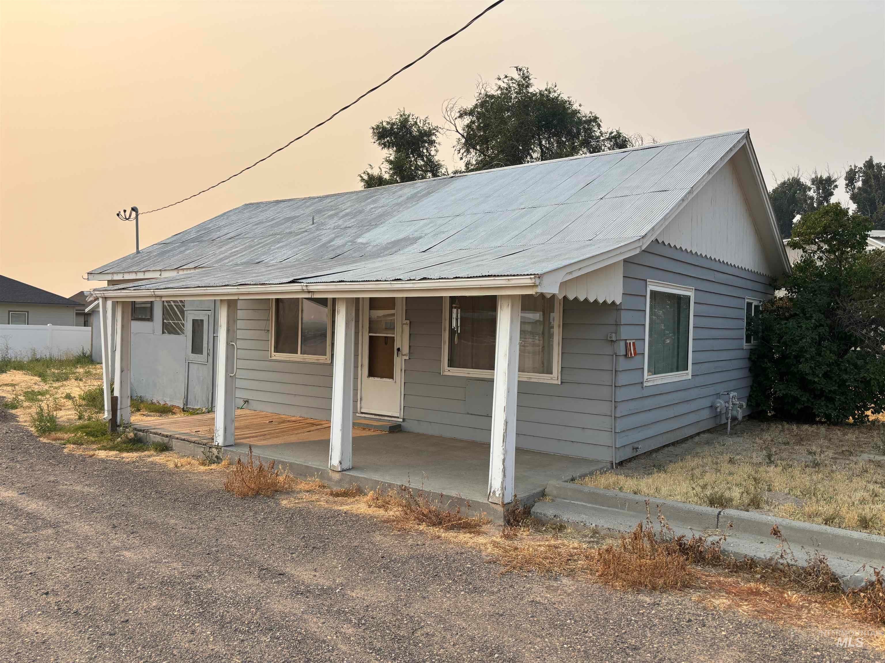 733 Sunset Dr — photo