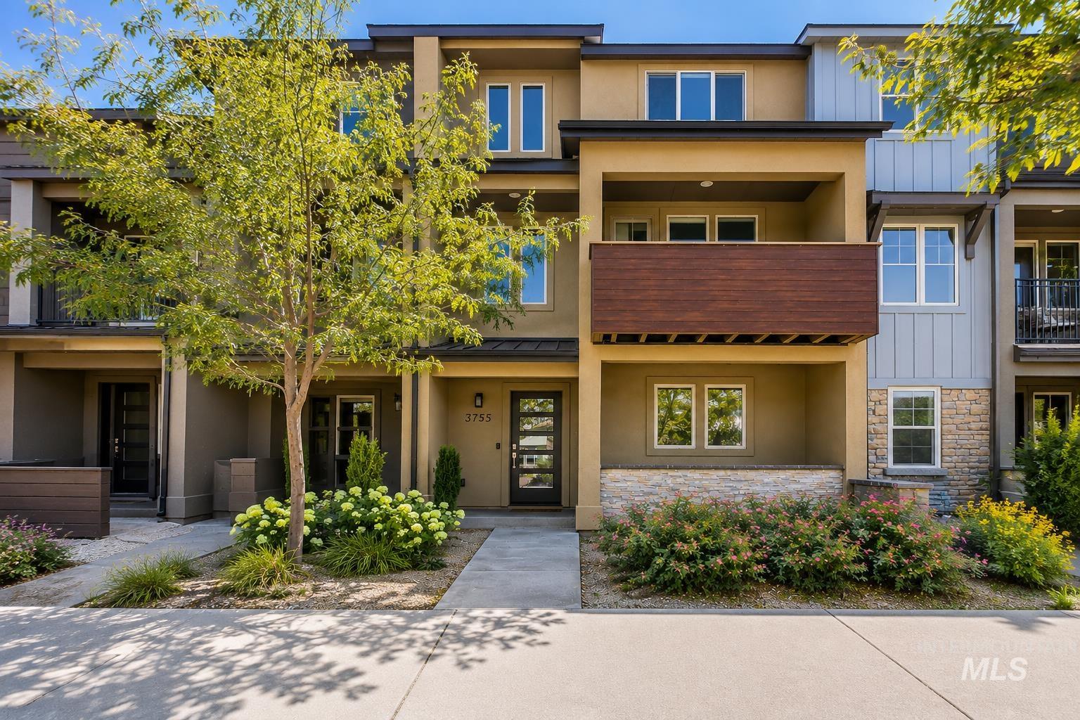 3755 E Parkcenter — photo