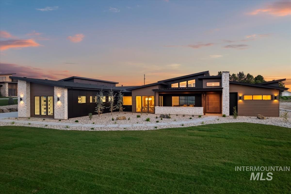 8085 Quail Hollow Dr — photo