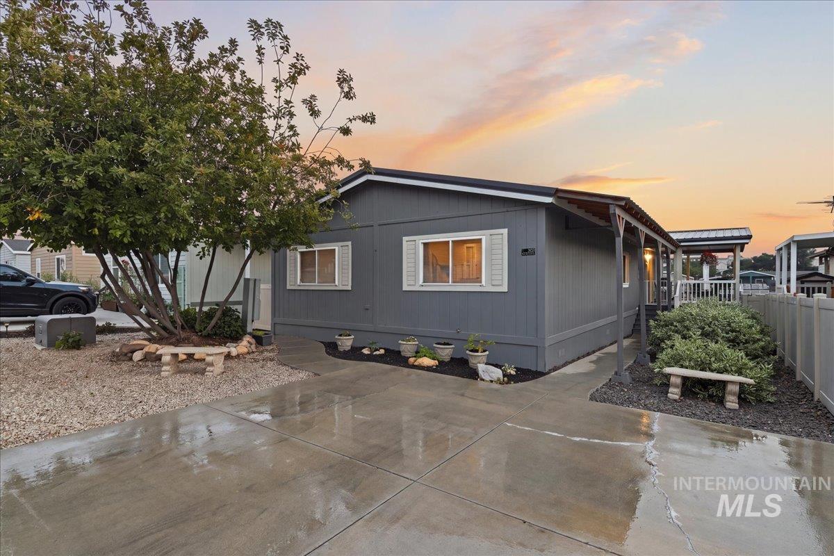 2271 E Blue Lake Ln — photo