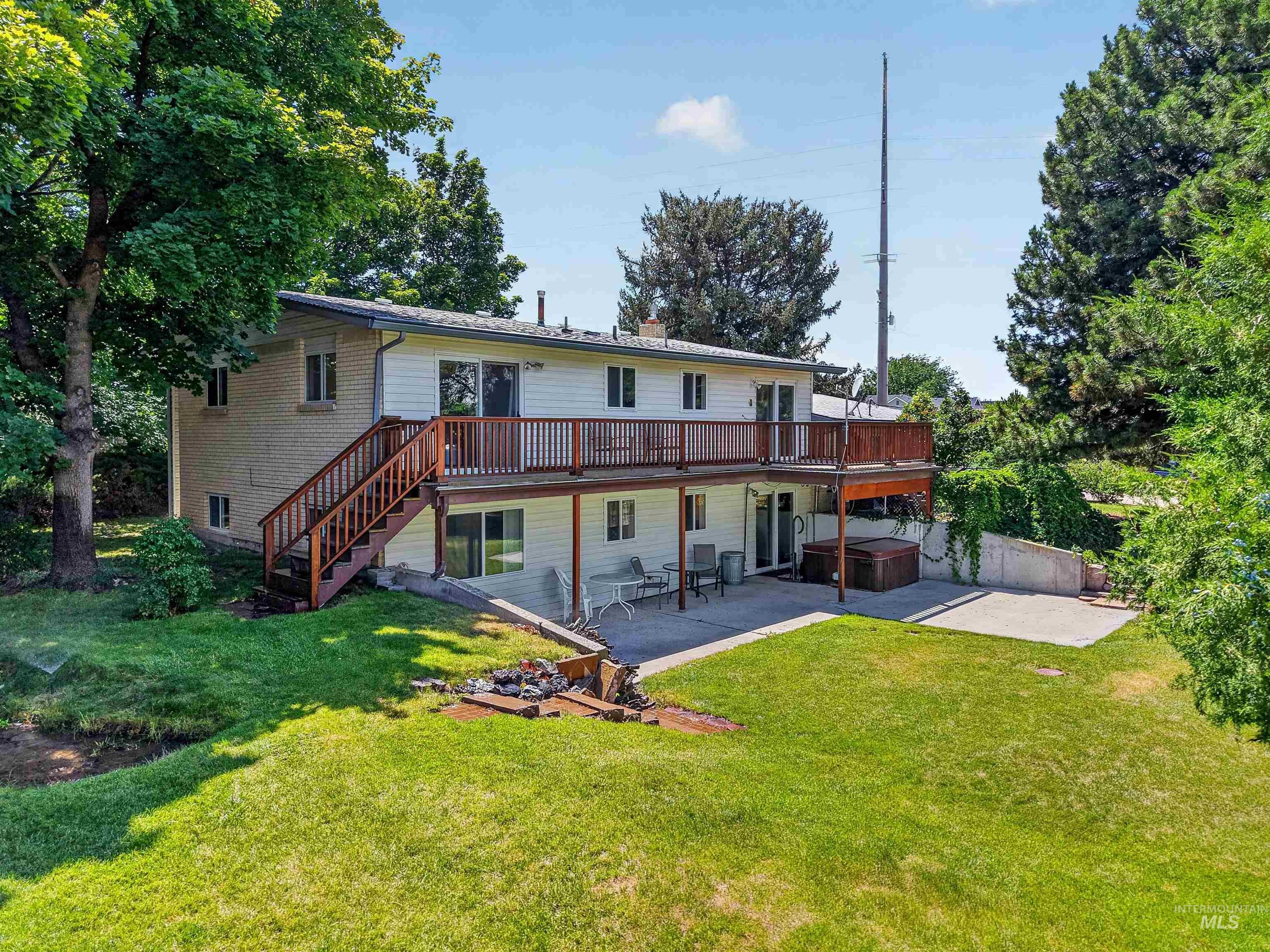 2590 S Cloverdale Rd — photo