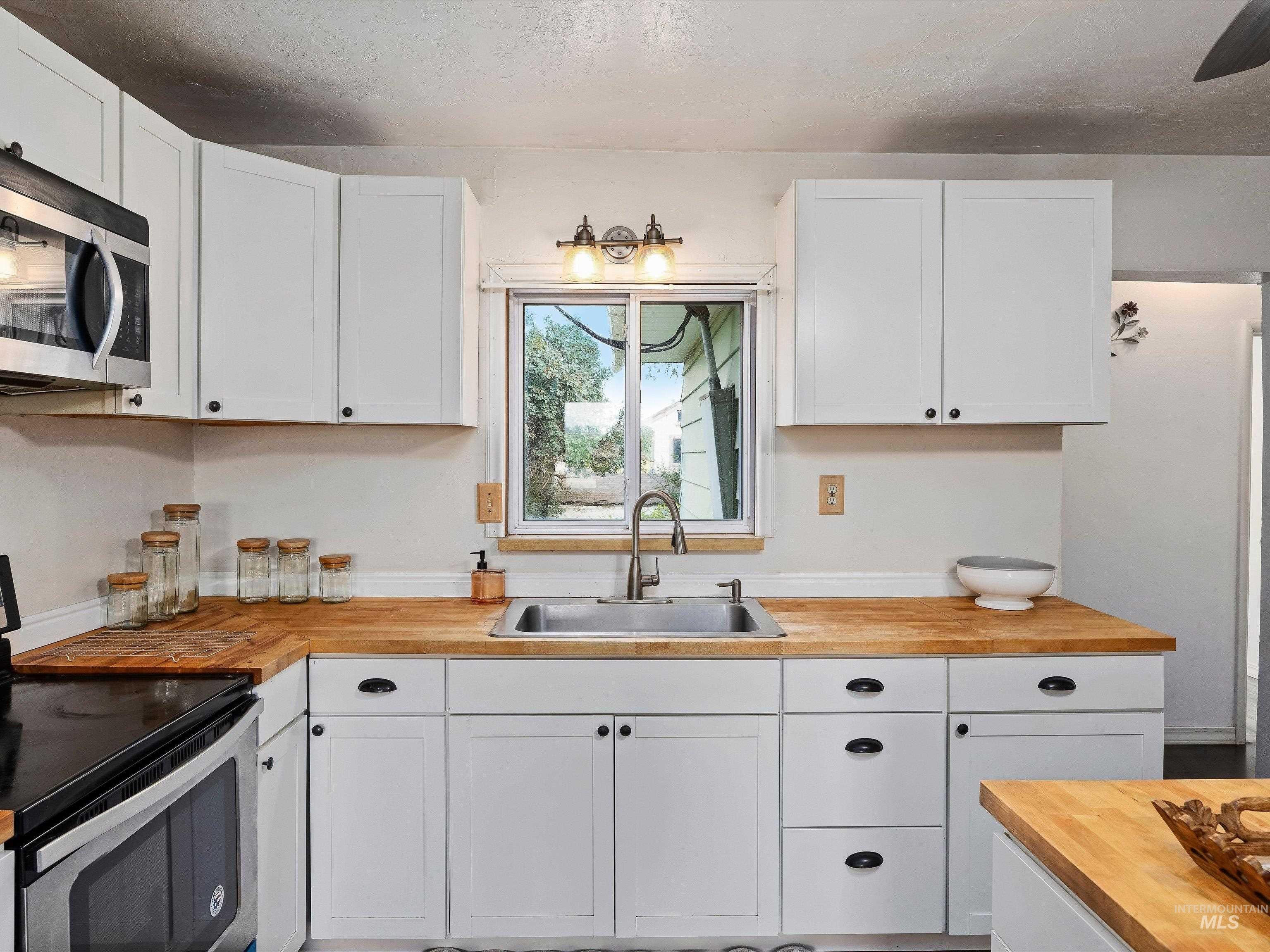211 W 200 N — photo