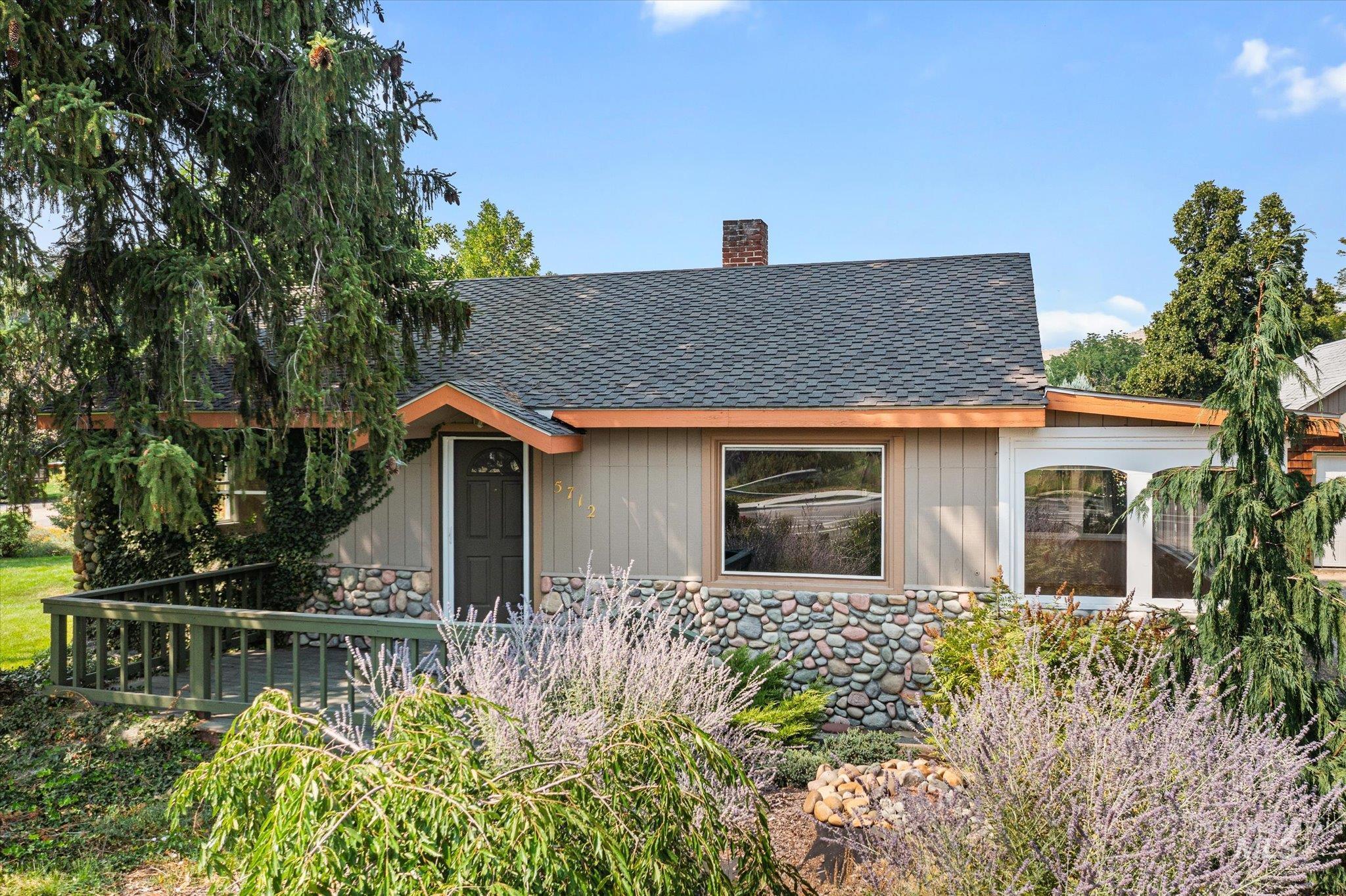 5712 W Castle Drive — photo