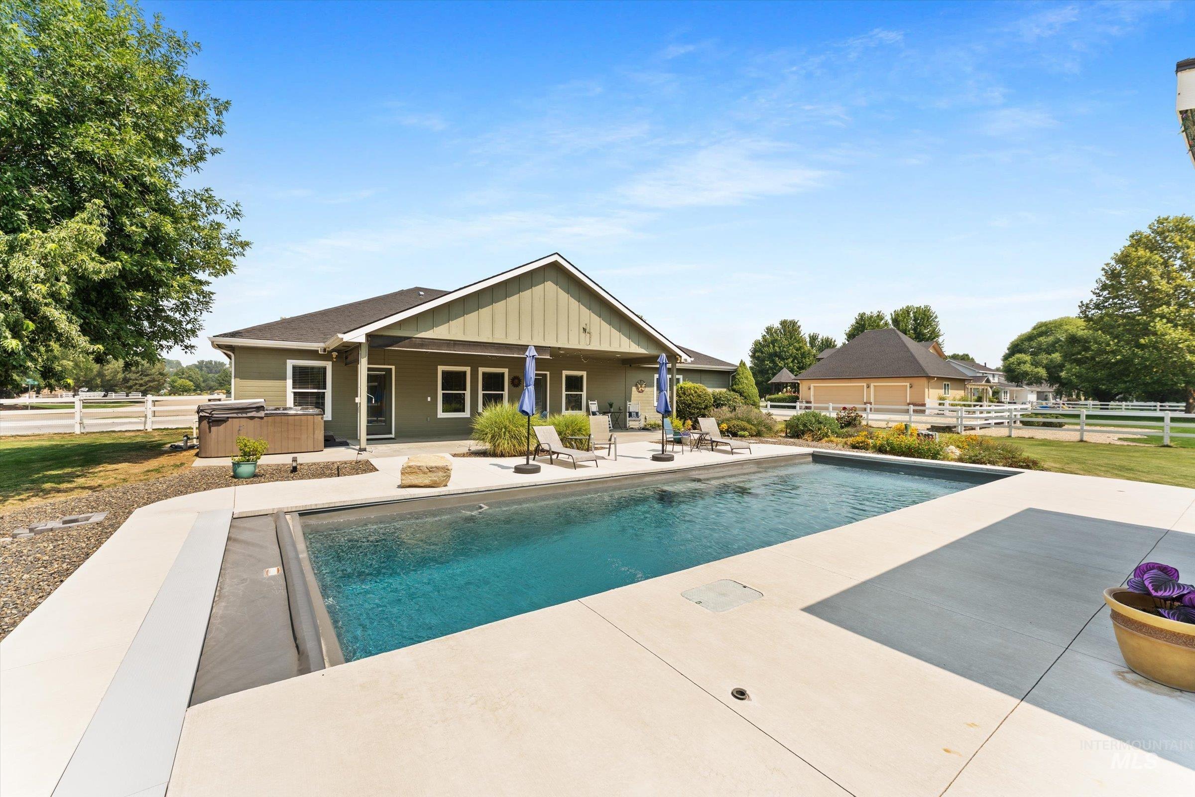 8987 New Castle Dr — photo