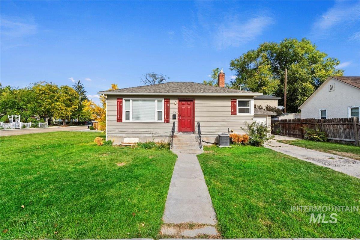 1104 E Dewey Avenue — photo