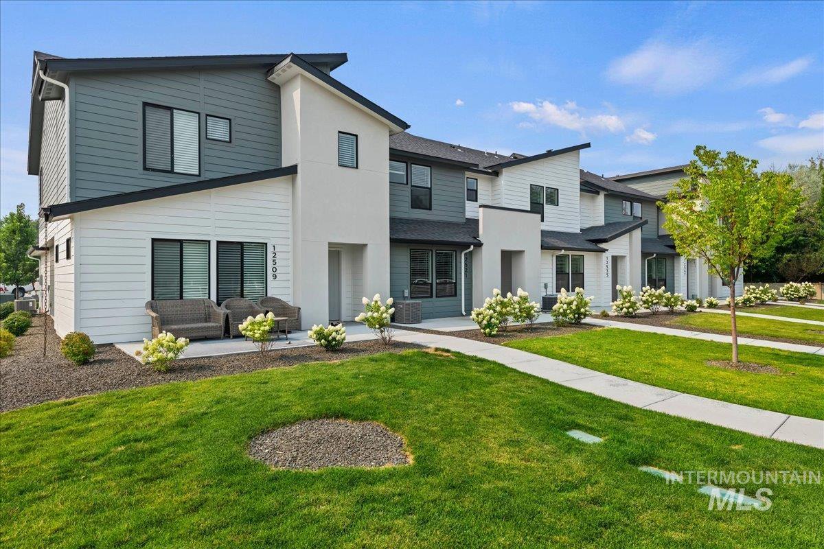 12535 W Victory Rd — photo