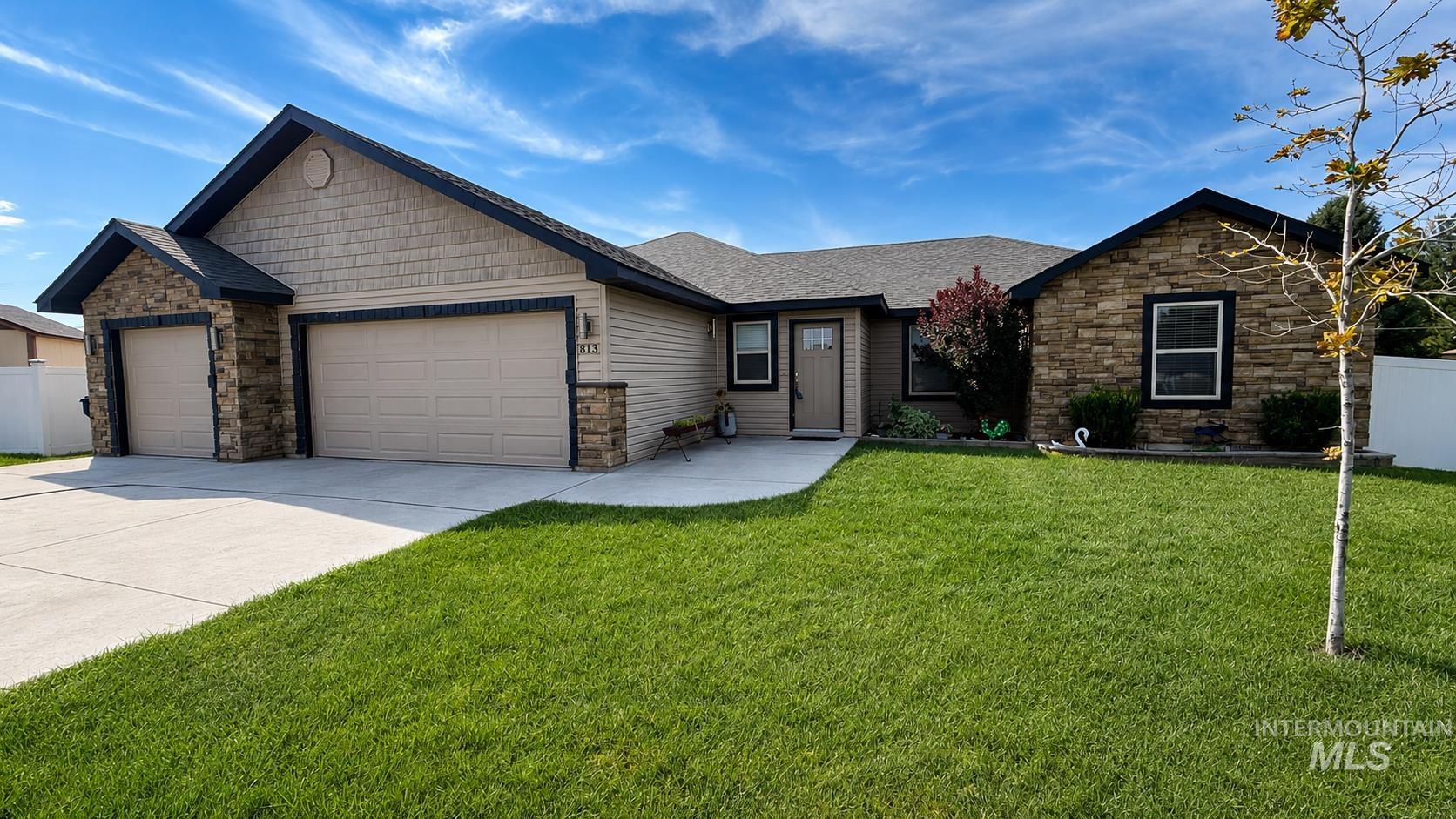 813 Hawk Ct — photo