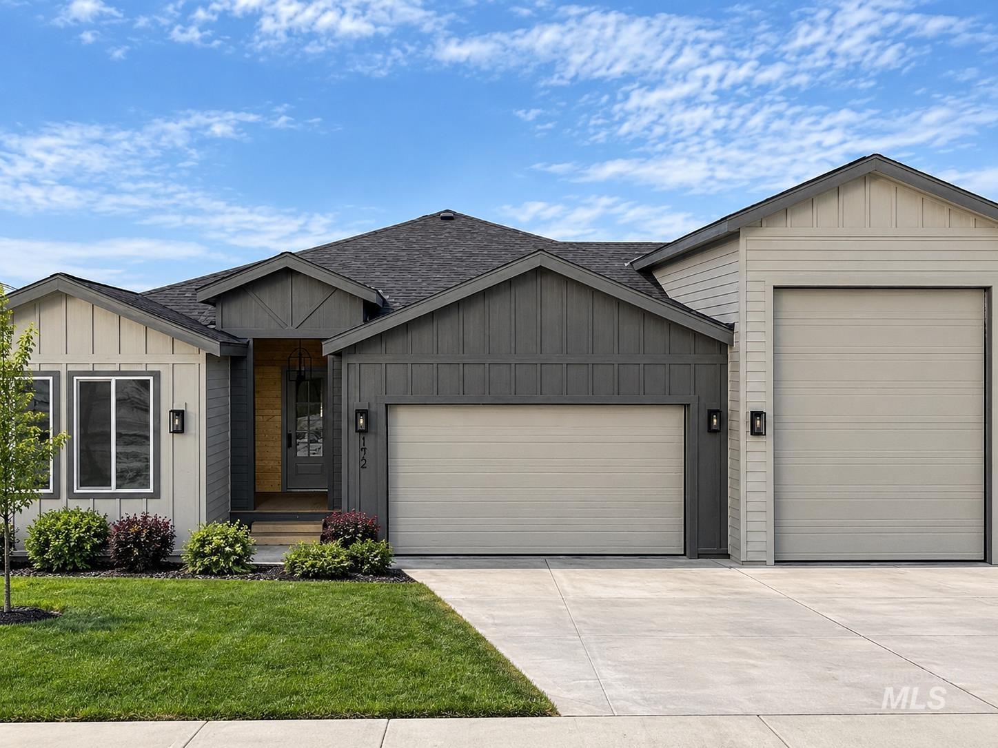 300 NW Greystone Loop — photo
