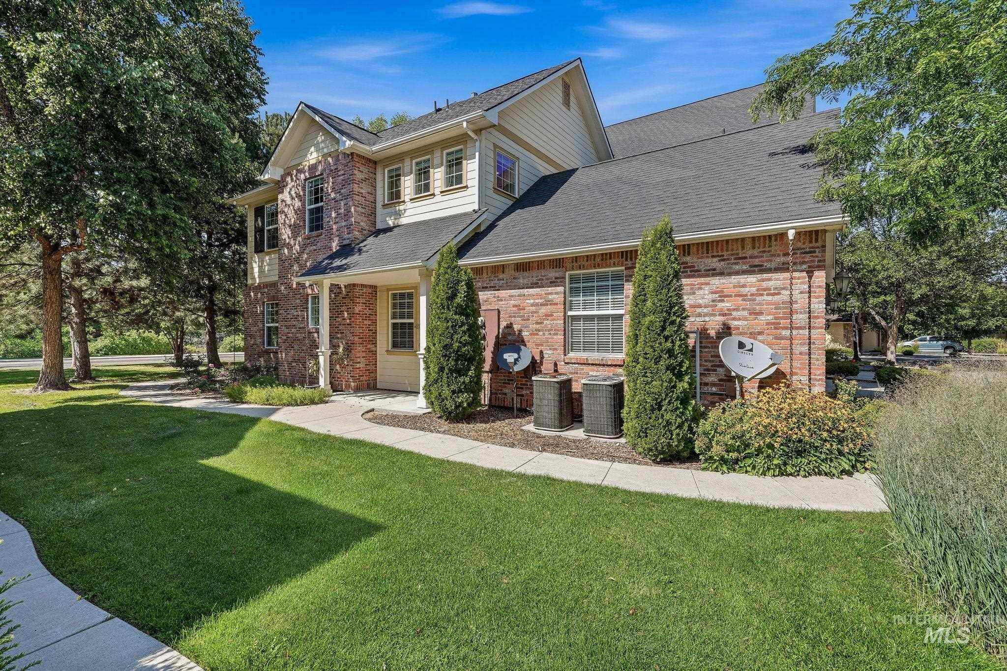 1136 E Winding Creek Dr — photo