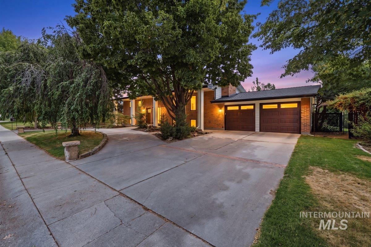 5203 N Sorrento Dr — photo