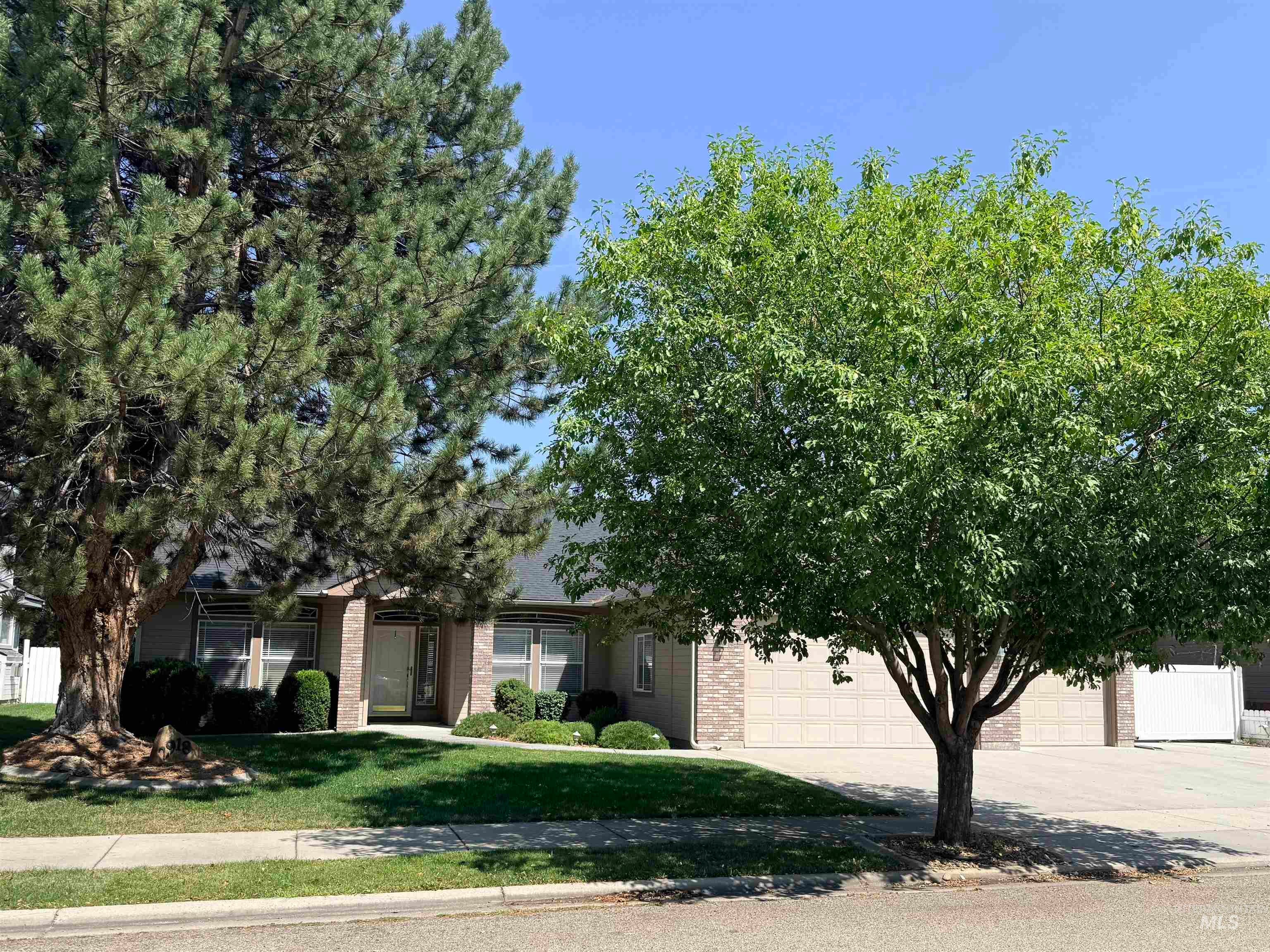 2918 E Green Canyon Dr — photo