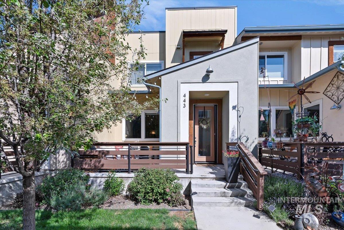 443 E Danika — photo