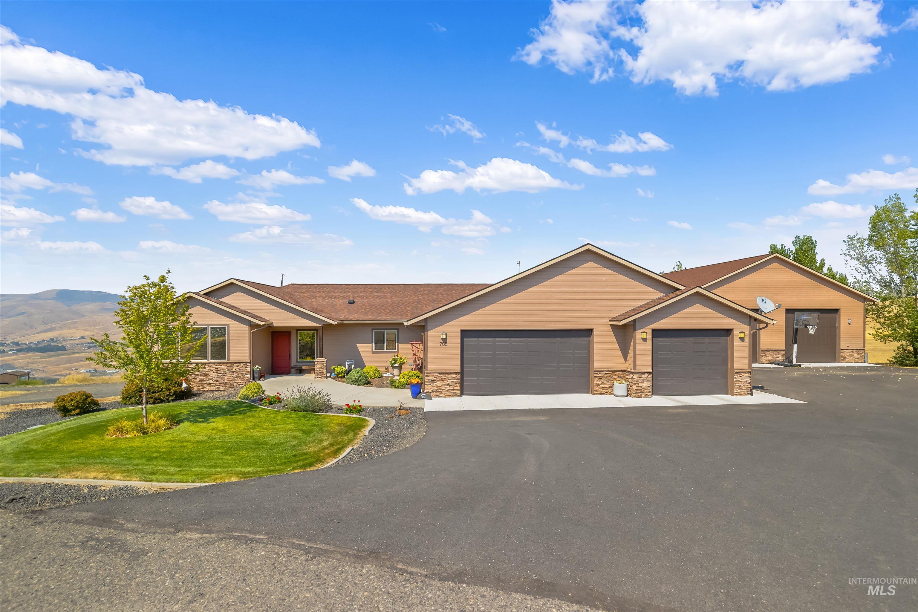 705 Talons Ct — photo
