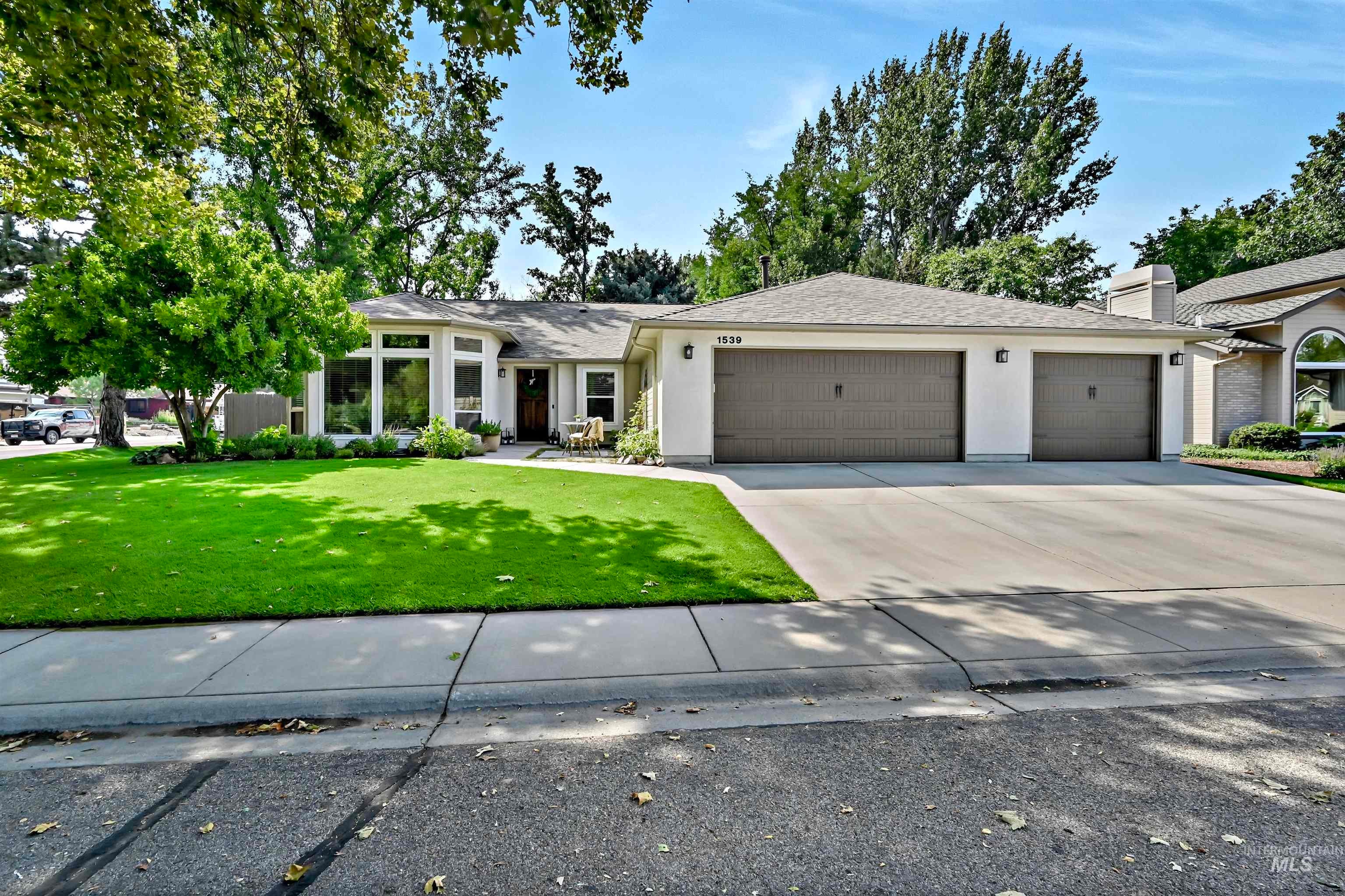 1539 E Spinnaker Court — photo