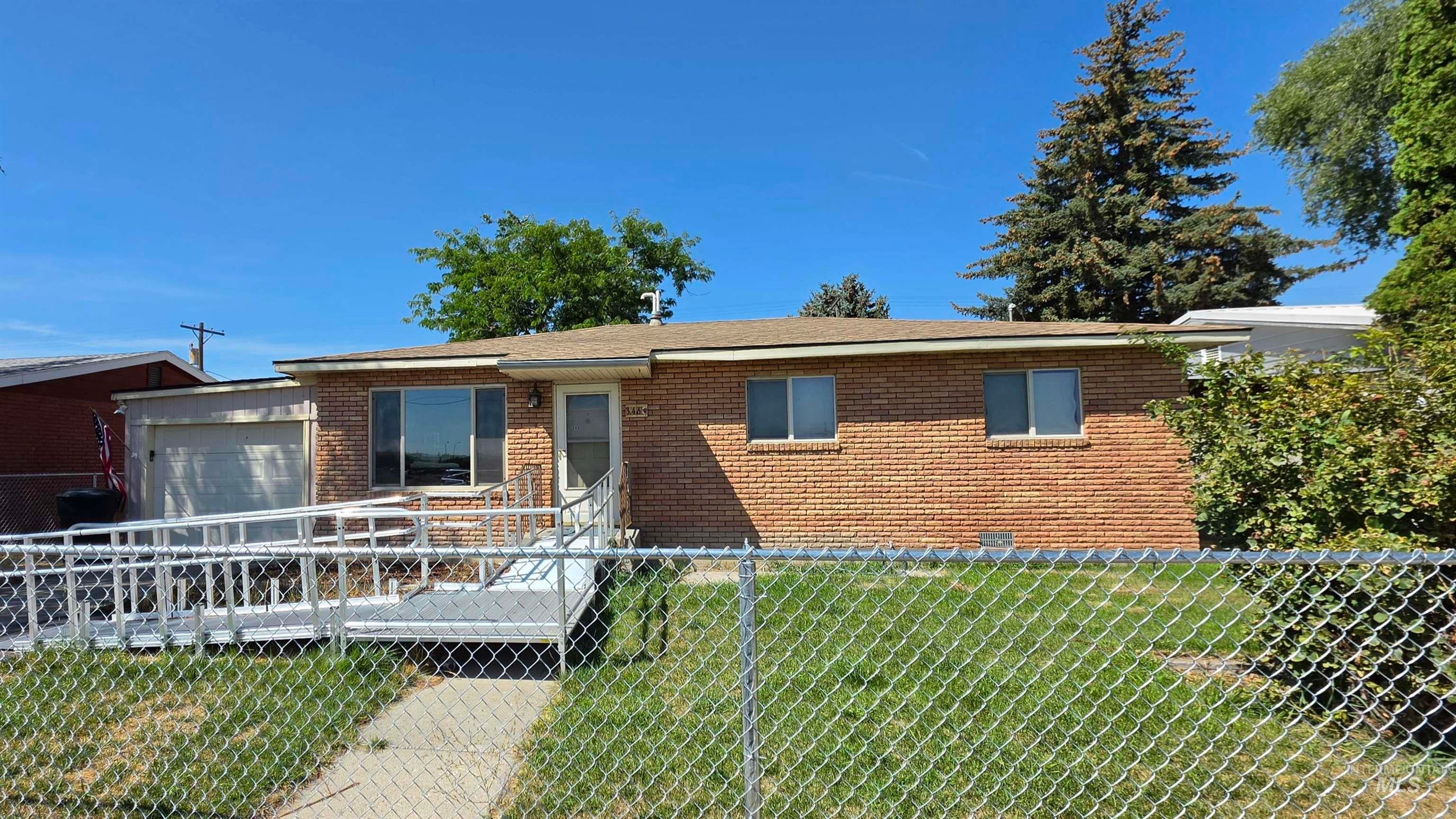 346 N Miller Ave — photo