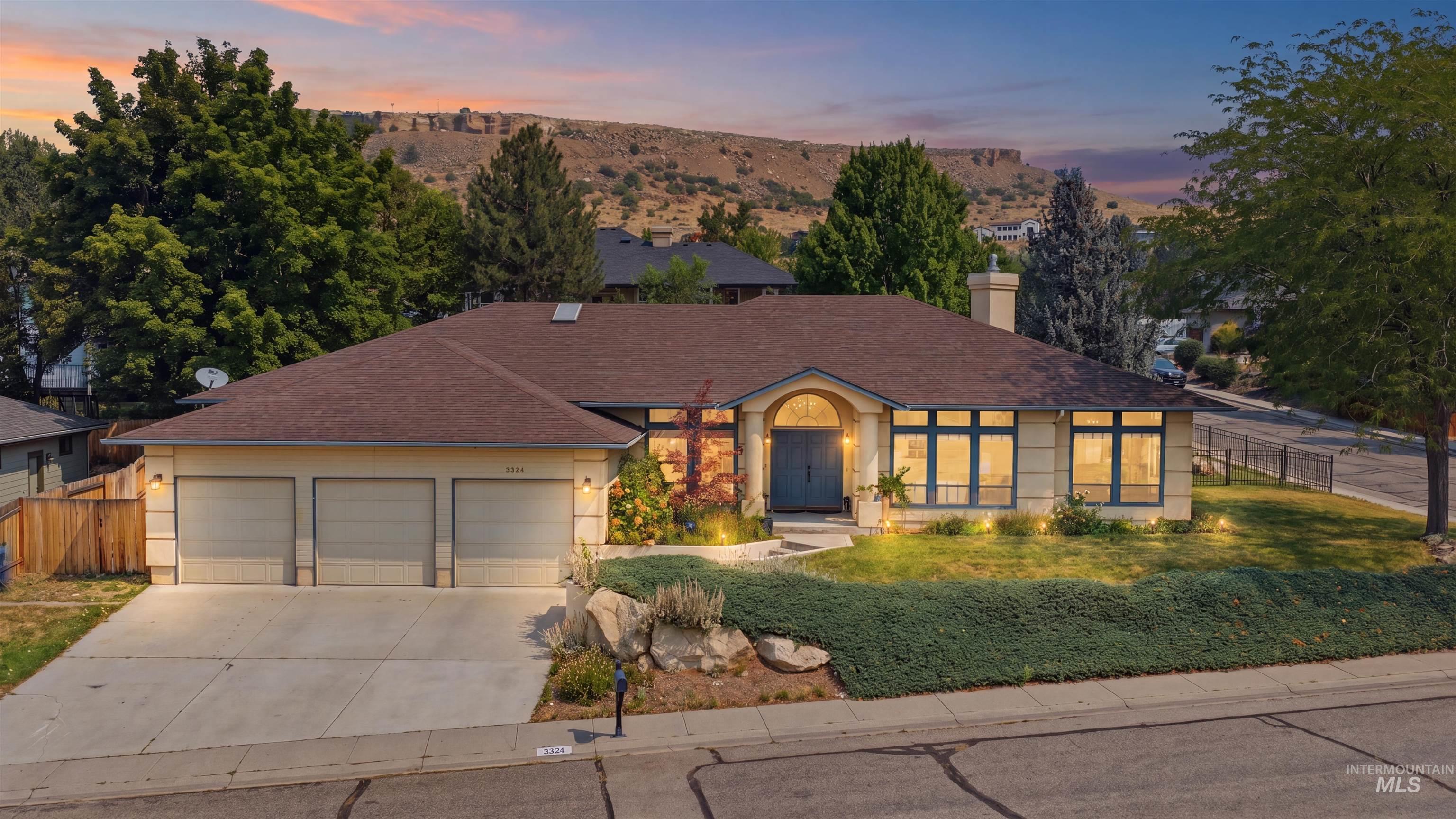 3324 E Boulder Heights Dr — photo
