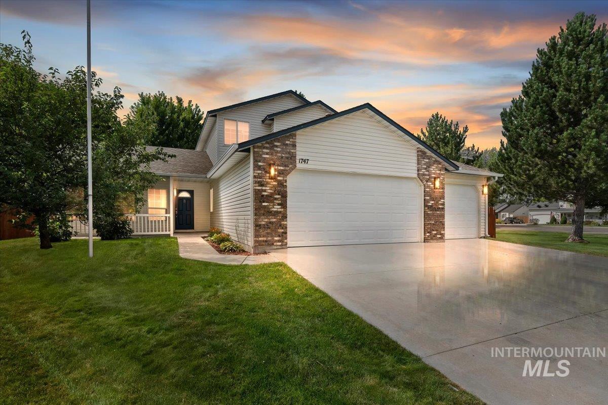 1747 N Four Point Pl — photo