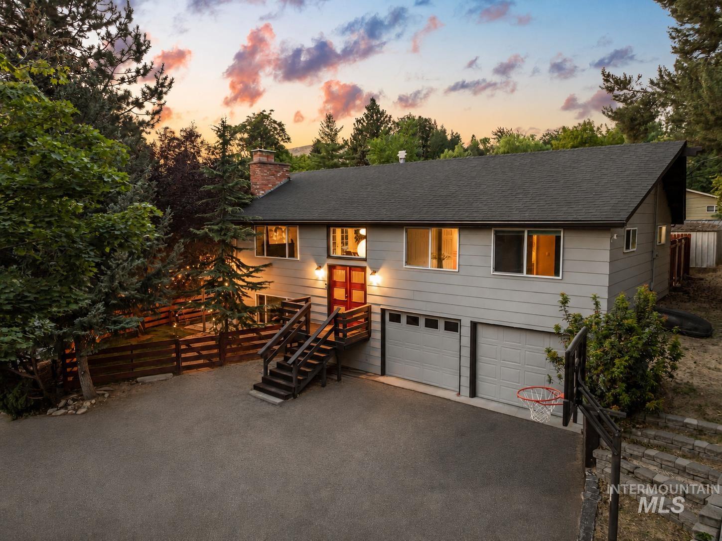 3133 N Hillway Dr — photo