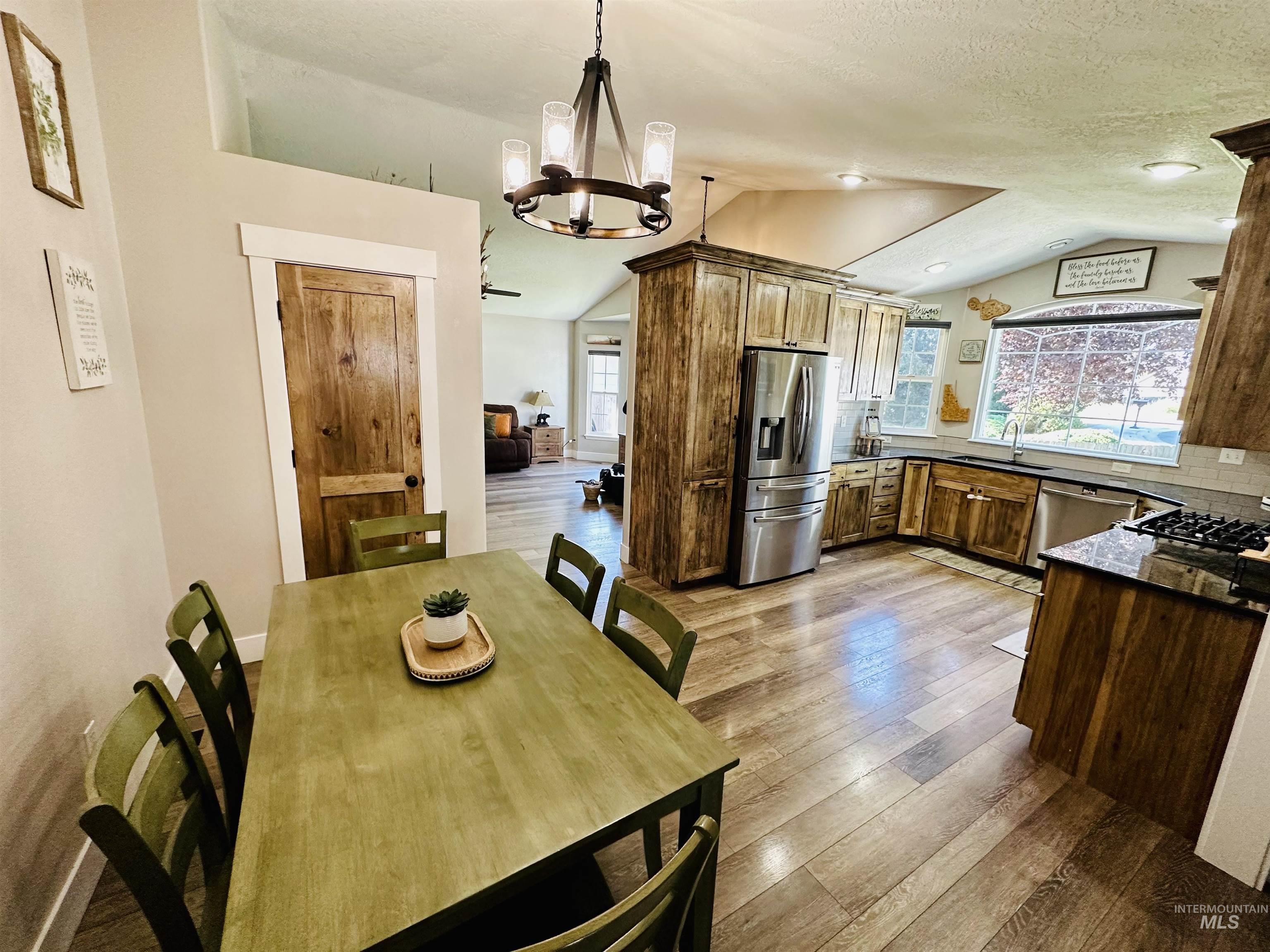 1074 N Clara Ave — photo
