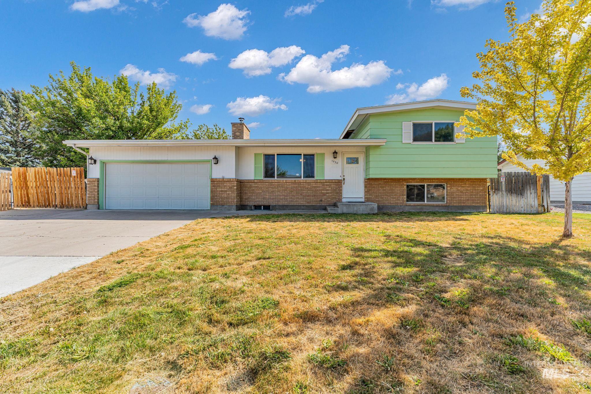 1520 Princeton Dr — photo