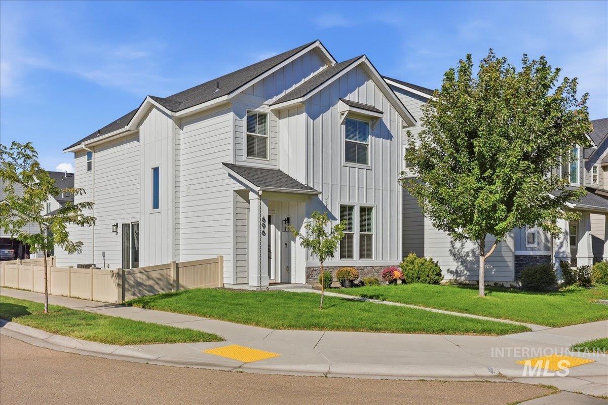 696 E Springloyd St — photo