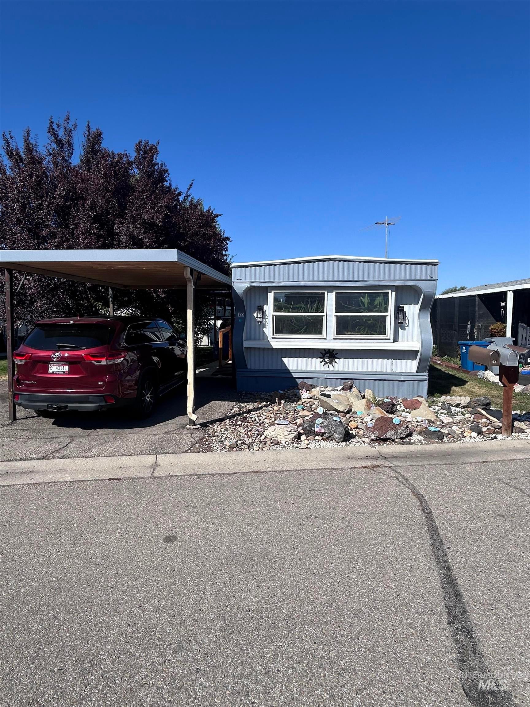 2205 E Linden St — photo