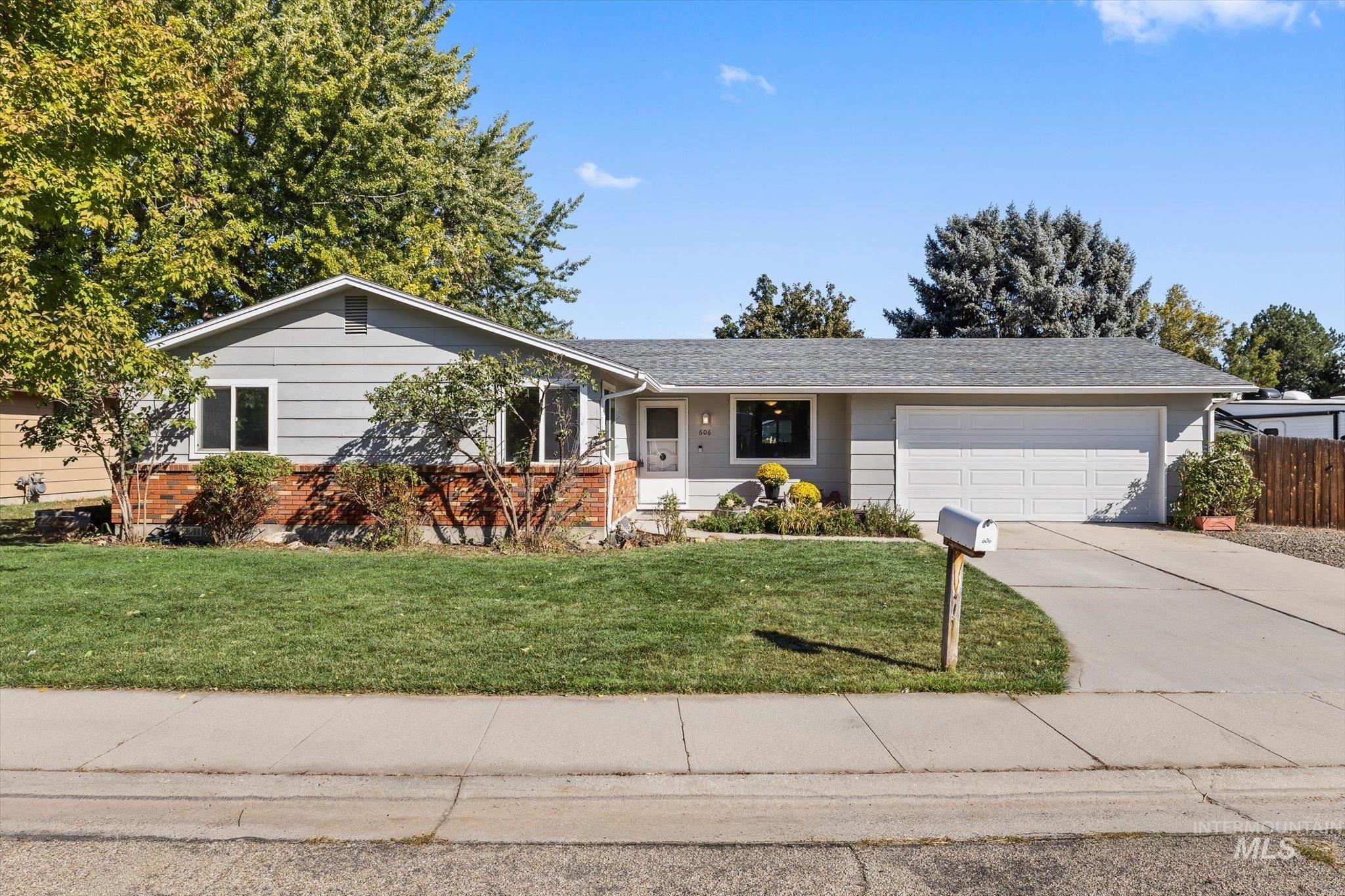 606 W Lawndale Dr — photo