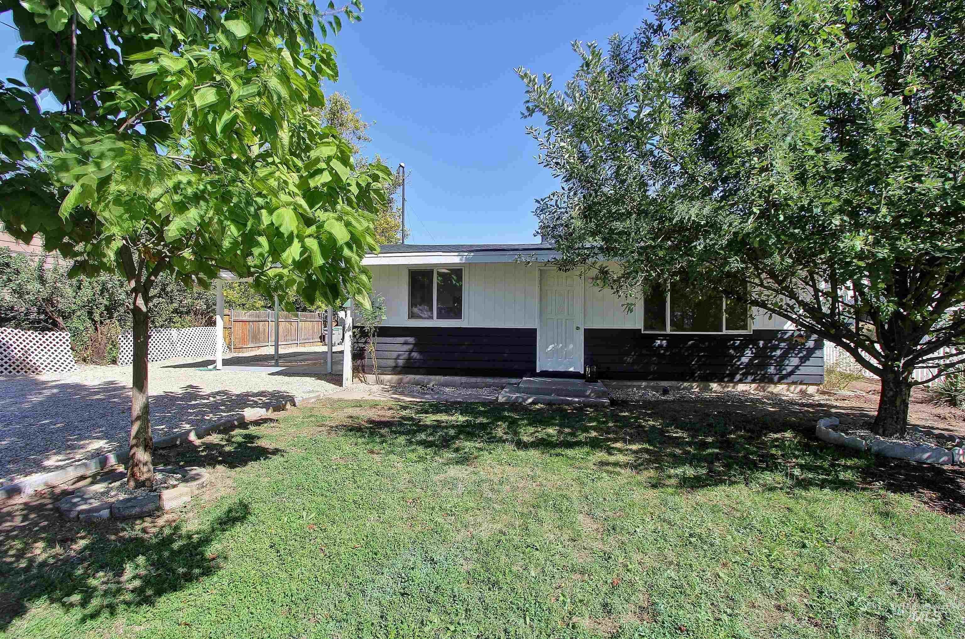 4026 N Christine St — photo